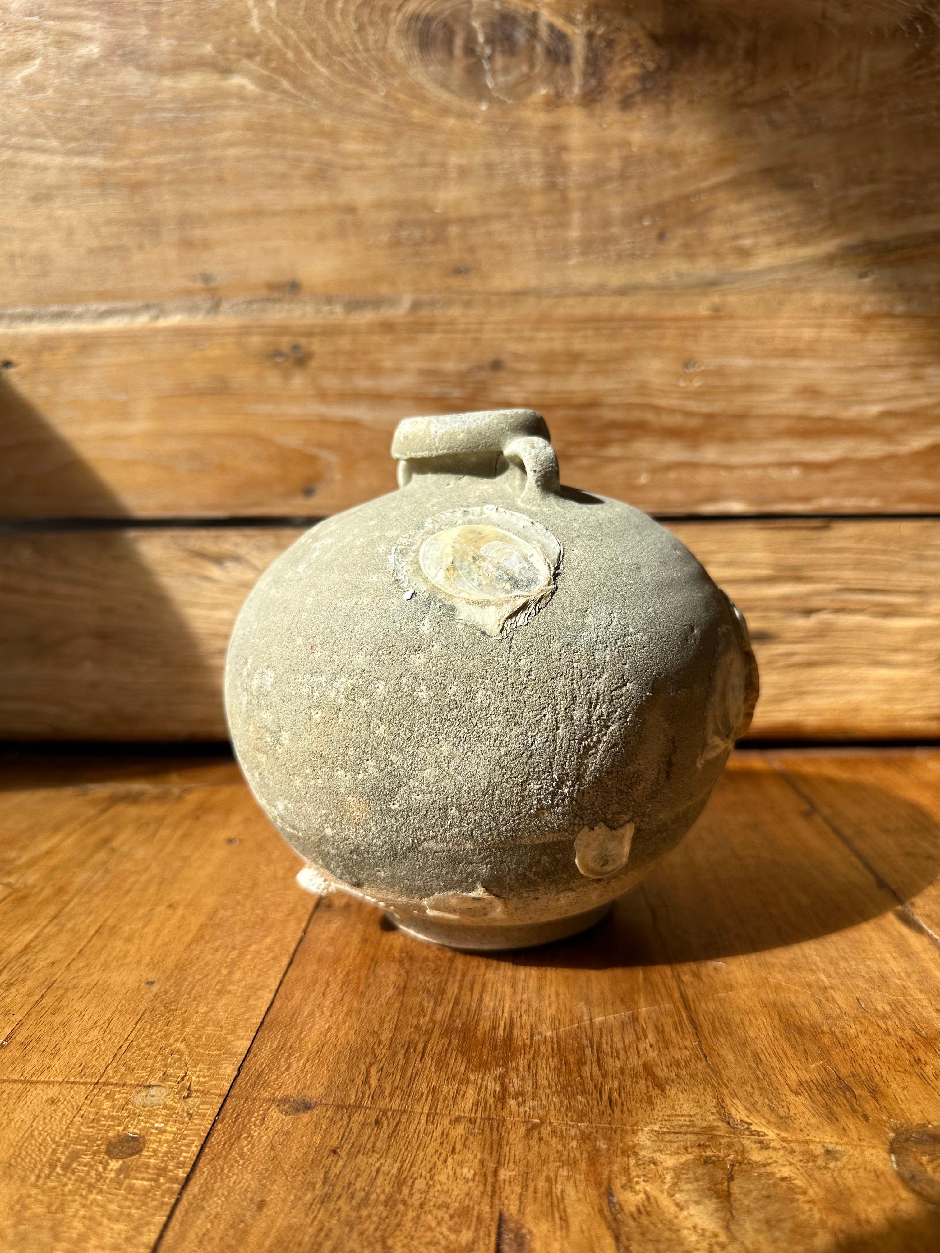 Shipwreck Jar from the Kingdom of Sukhothai, Thailand, 17th Century In Good Condition For Sale In Jimbaran, Bali