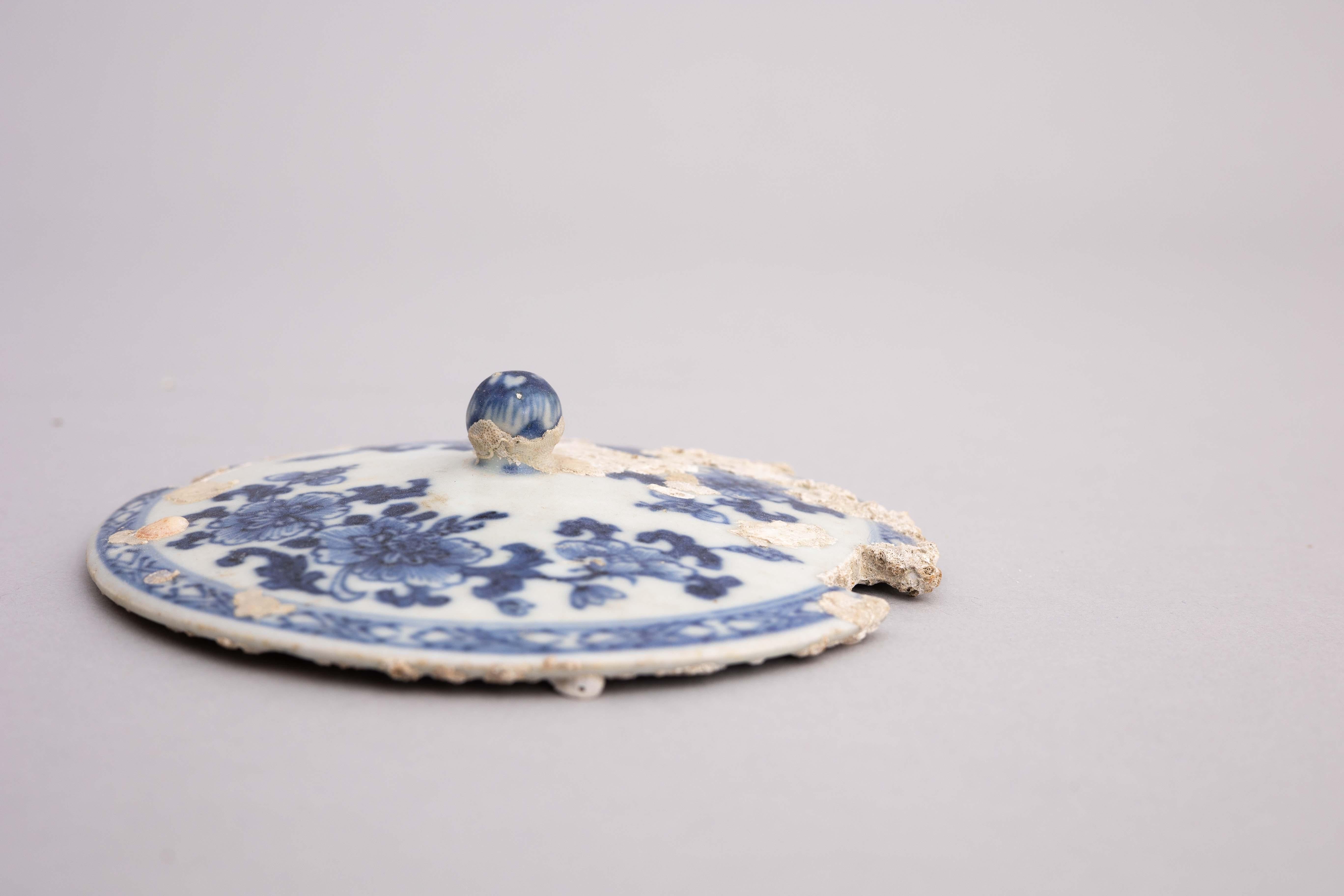 Schiffswrecked Butterkrug aus blauem und weißem chinesischem Porzellan aus dem 18. Jahrhundert im Angebot 5