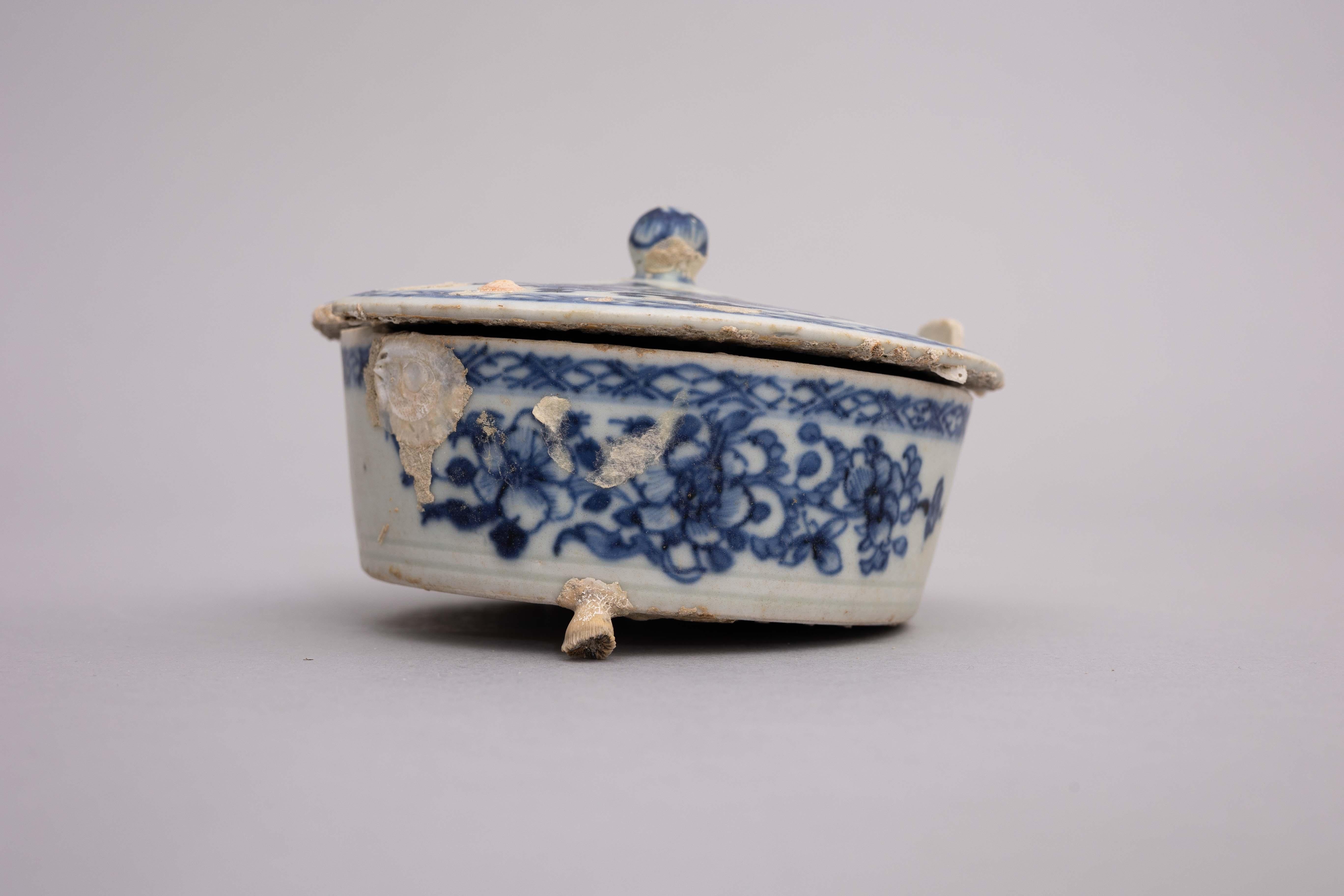Schiffswrecked Butterkrug aus blauem und weißem chinesischem Porzellan aus dem 18. Jahrhundert (Chinesischer Export) im Angebot