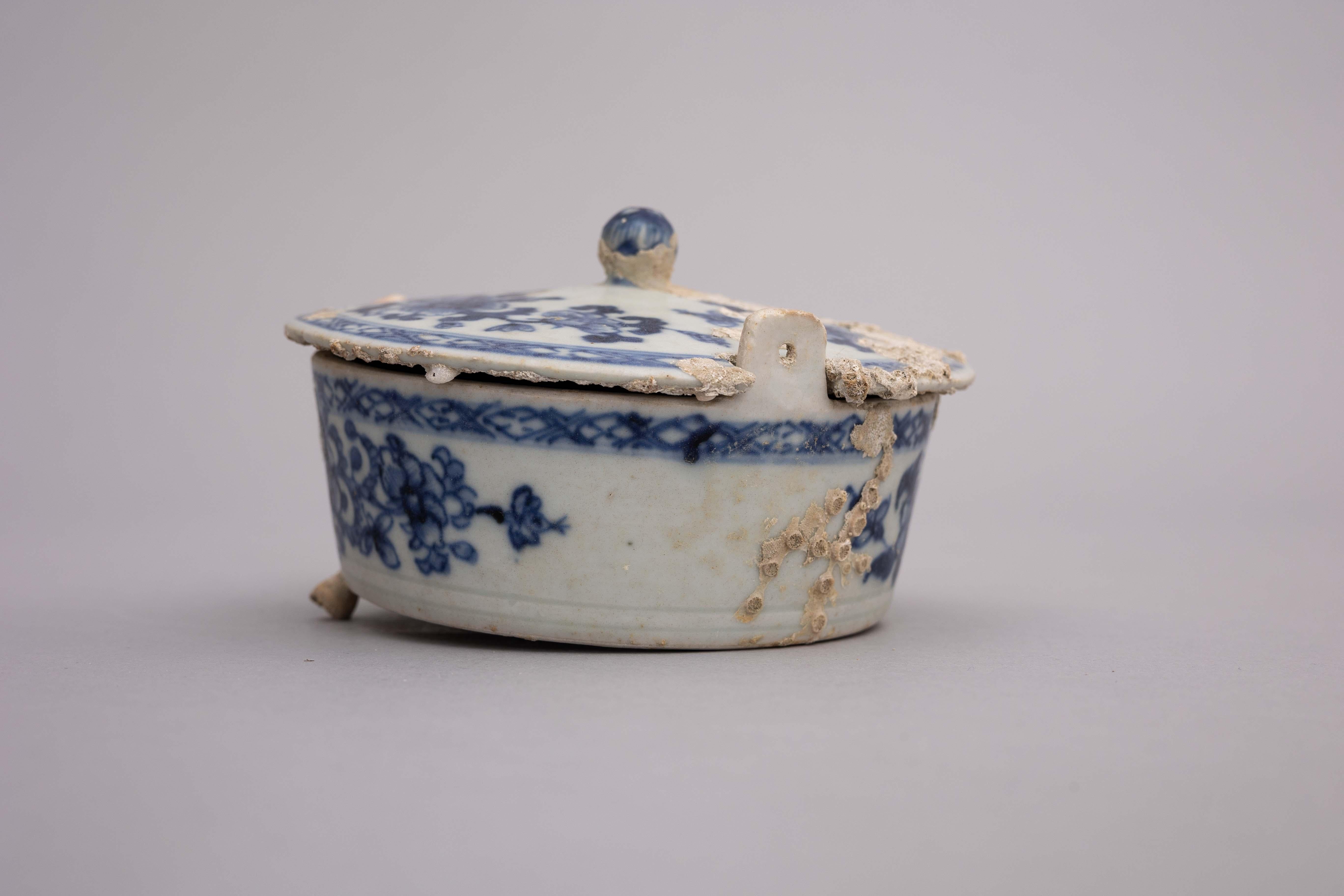 Hand-Painted Shipwrecked 18th Century Blue and White Chinese Porcelain Butter Tub For Sale