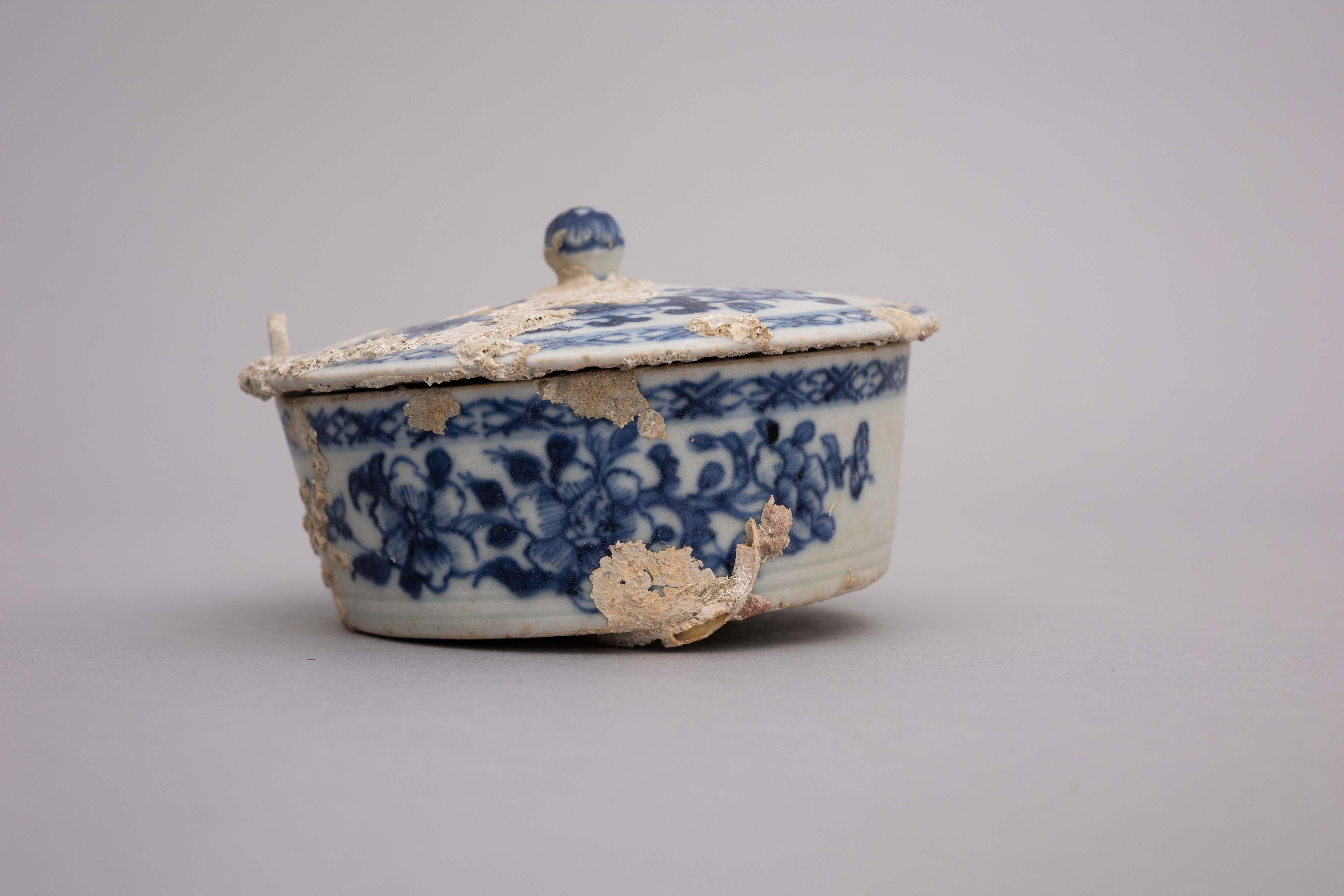 Schiffswrecked Butterkrug aus blauem und weißem chinesischem Porzellan aus dem 18. Jahrhundert (Handbemalt) im Angebot