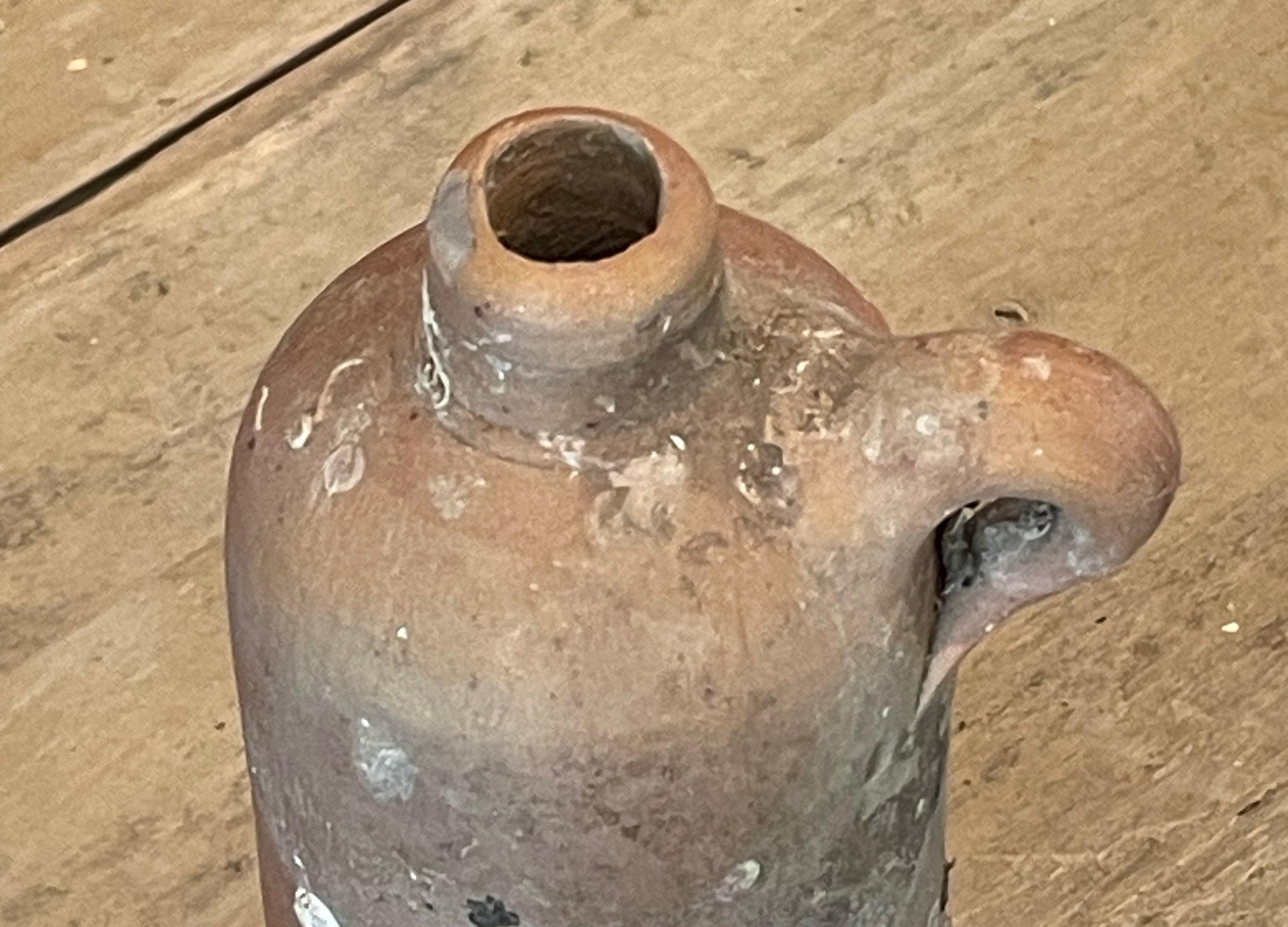 Bottiglia di assenzio naufragata olandese del XIX secolo.
Maniglia singola.
Originali e bellissimi cirripedi e conchiglie di
è rimasta sott'acqua per oltre 100 anni.
Tre disponibili e venduti singolarmente.