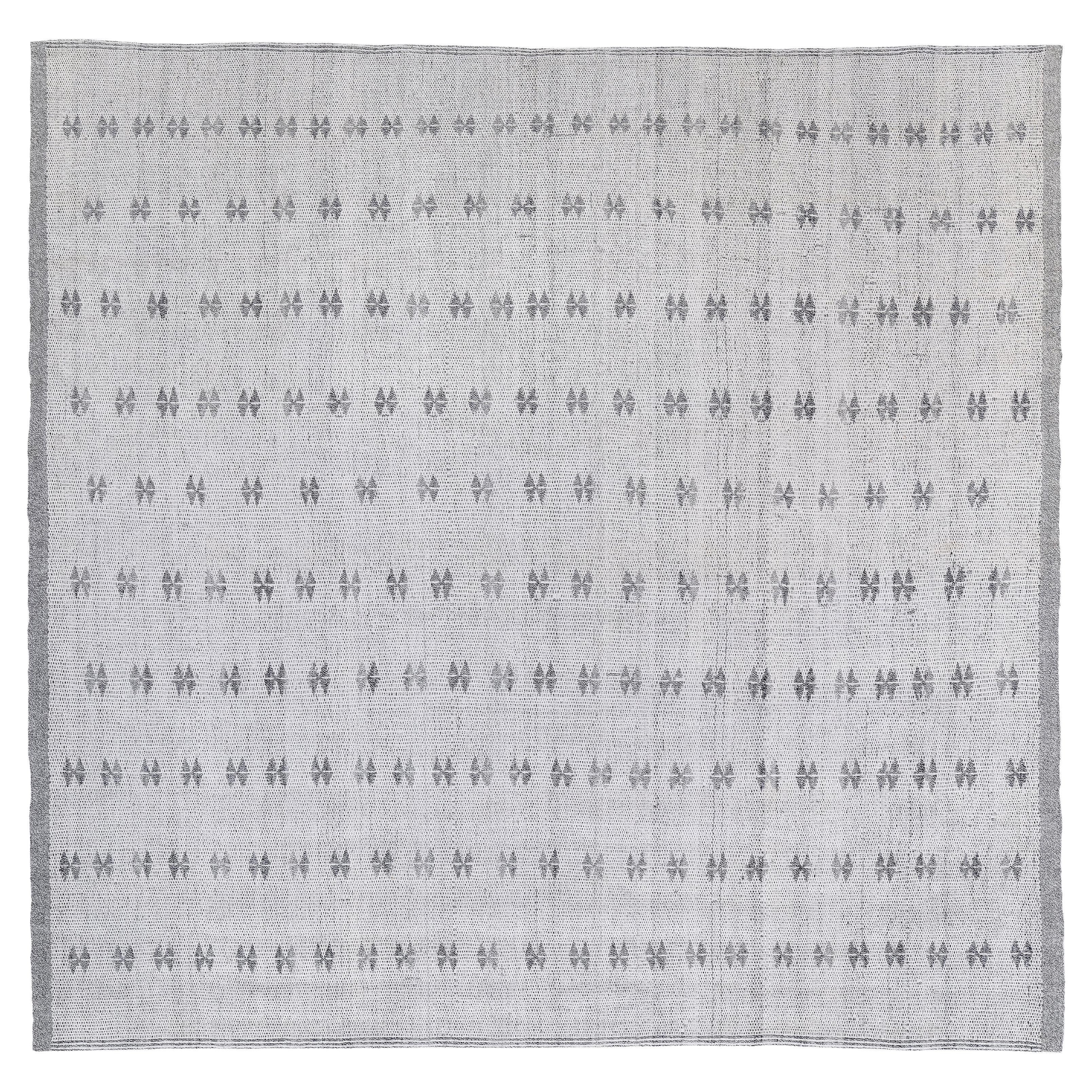 Shiraz Handwoven Wool and Cotton Flatweave Rug in Modern Gray Bowtie Pattern For Sale