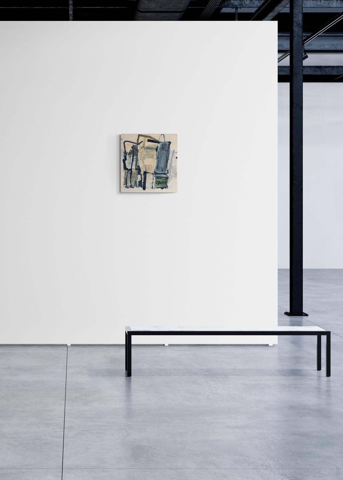 Dans cette composition abstraite de l'artiste montréalaise Shireen Kamran, la couleur et la forme créent un tableau dynamique. Les couleurs bleu indigo, vert, gris tourterelle et blanc sont ponctuées de marques calligraphiques noires. L'œuvre de
