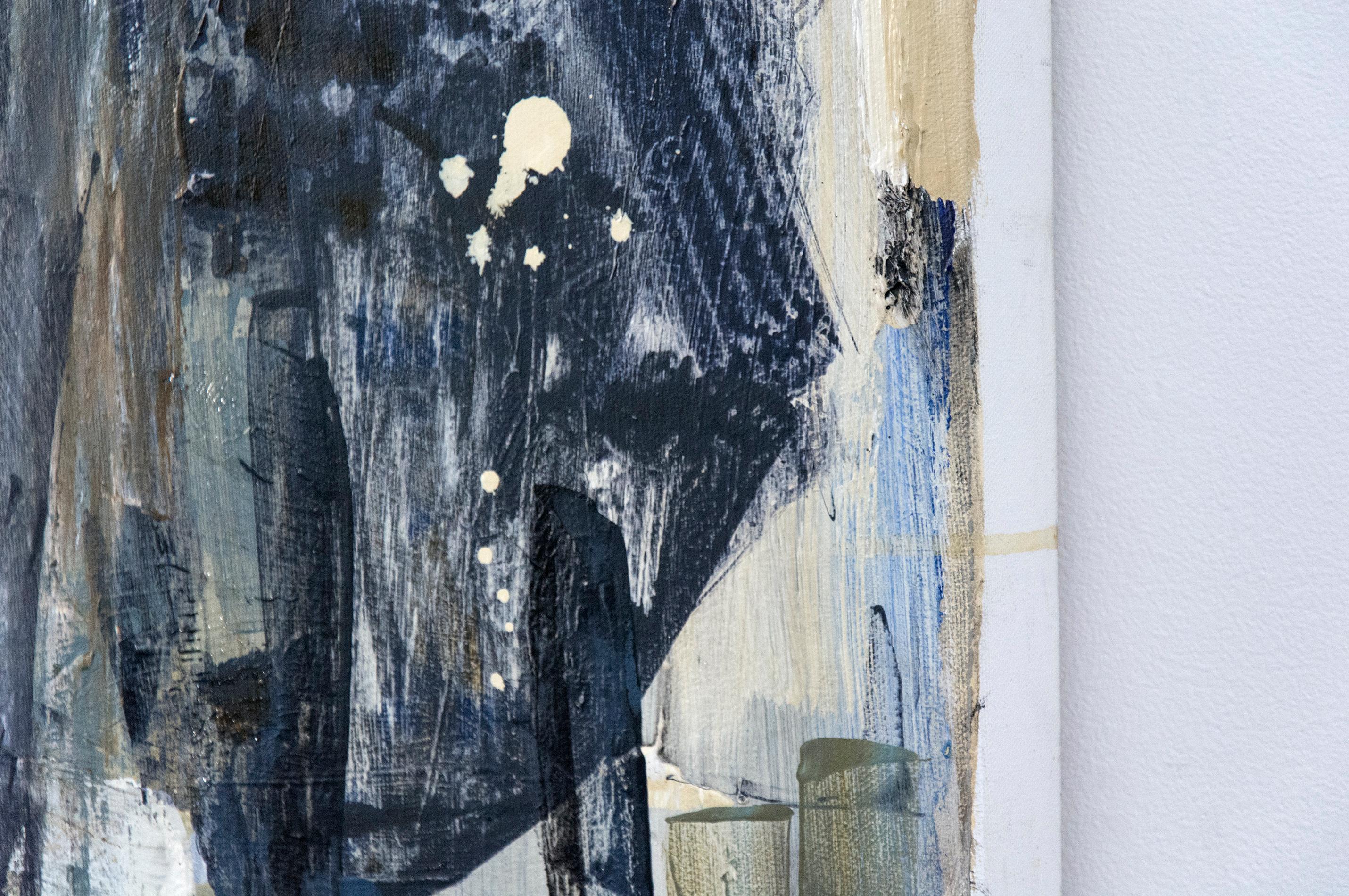 Malerische und collagierte Blöcke aus blassem Umbra, Taubengrau und Weiß bilden ein fließendes Patchwork in diesem kontemplativen Gemälde von Shireen Kamran.

Shireen Kamran (geb. 1954, Lahore, Pakistan) schafft lyrische und dramatische Werke, die