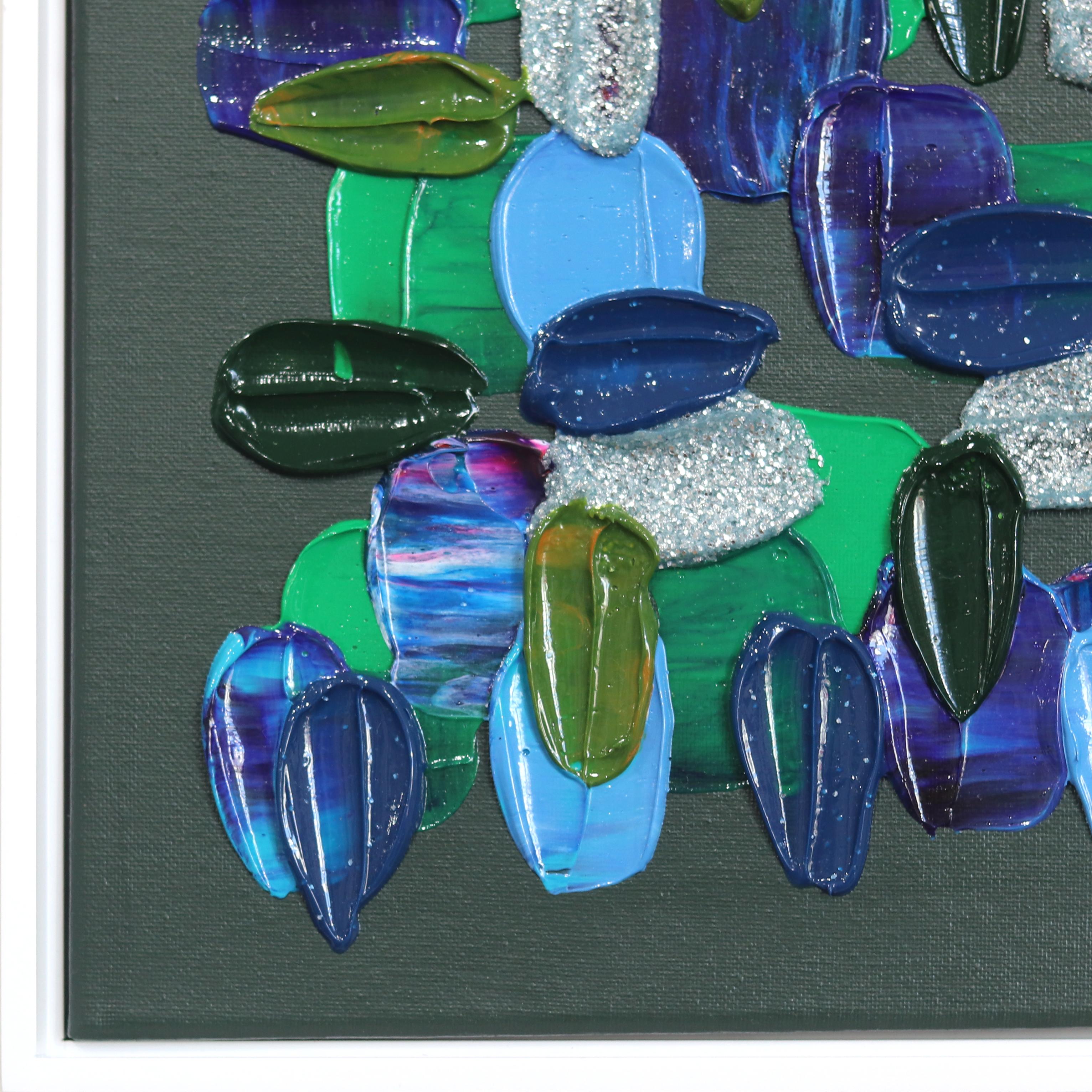 Trazos de colores brillantes pintados al impasto son el marco de las obras abstractas de la artista Shiri Phillips. Sus cuadros están inundados de textura mediante la superposición de pintura acrílica y purpurina en pinceladas fluidas. Inspirada por