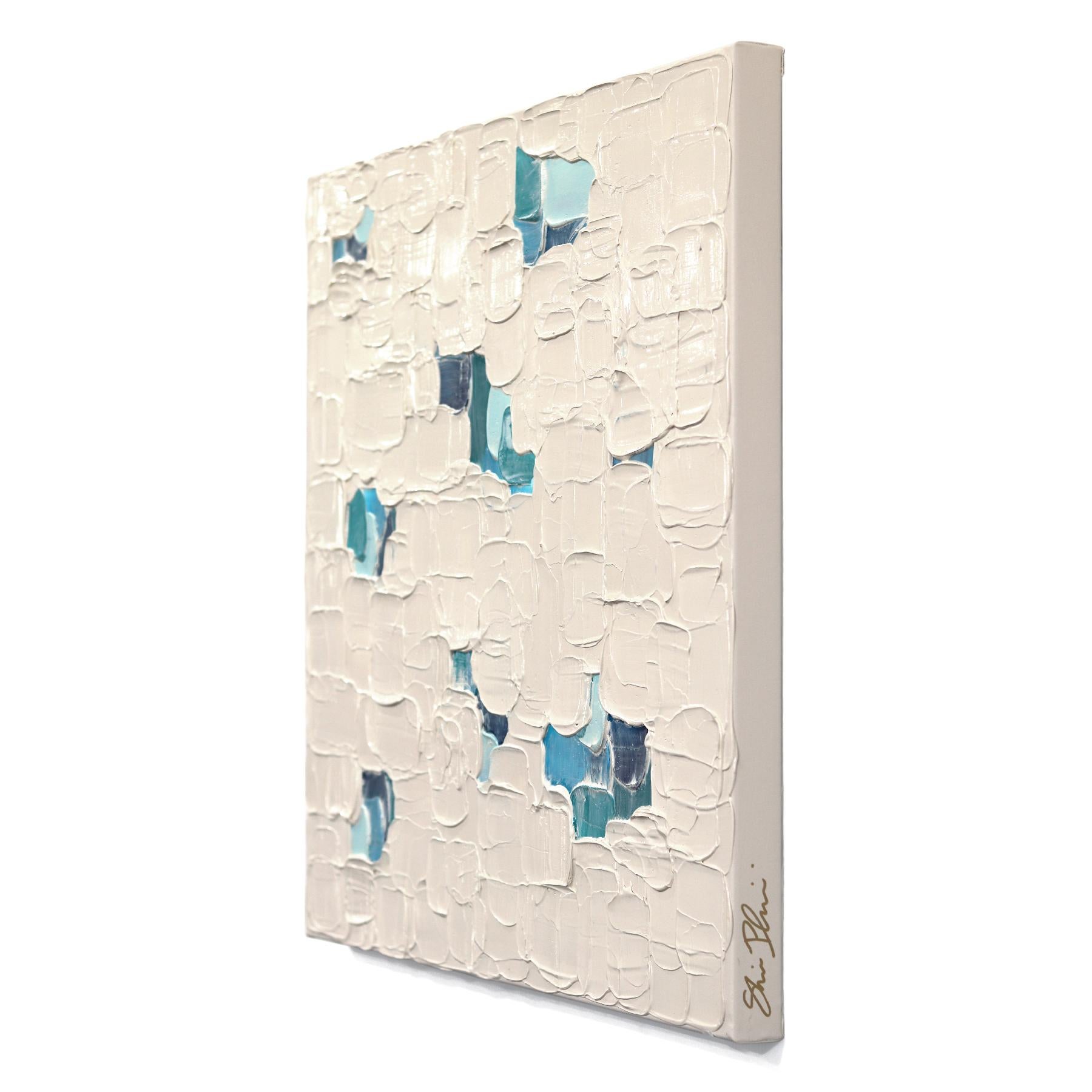 Secret Wish - Opera d'arte astratta con accenti blu e texture ispirata all'Impasto - Abstract Painting Beige di Shiri Phillips