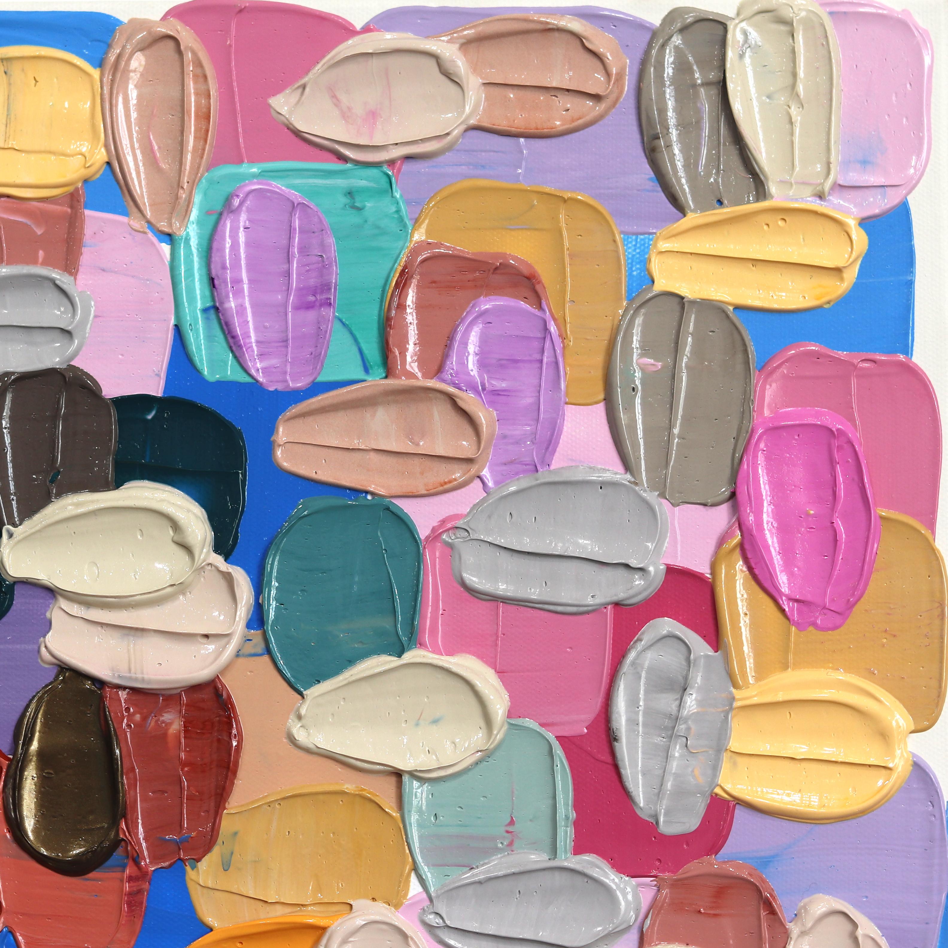 Trazos de colores brillantes pintados al impasto son el marco de las obras abstractas de la artista Shiri Phillips. Sus cuadros están inundados de textura mediante la superposición de pintura acrílica y purpurina en pinceladas fluidas. Inspirada por