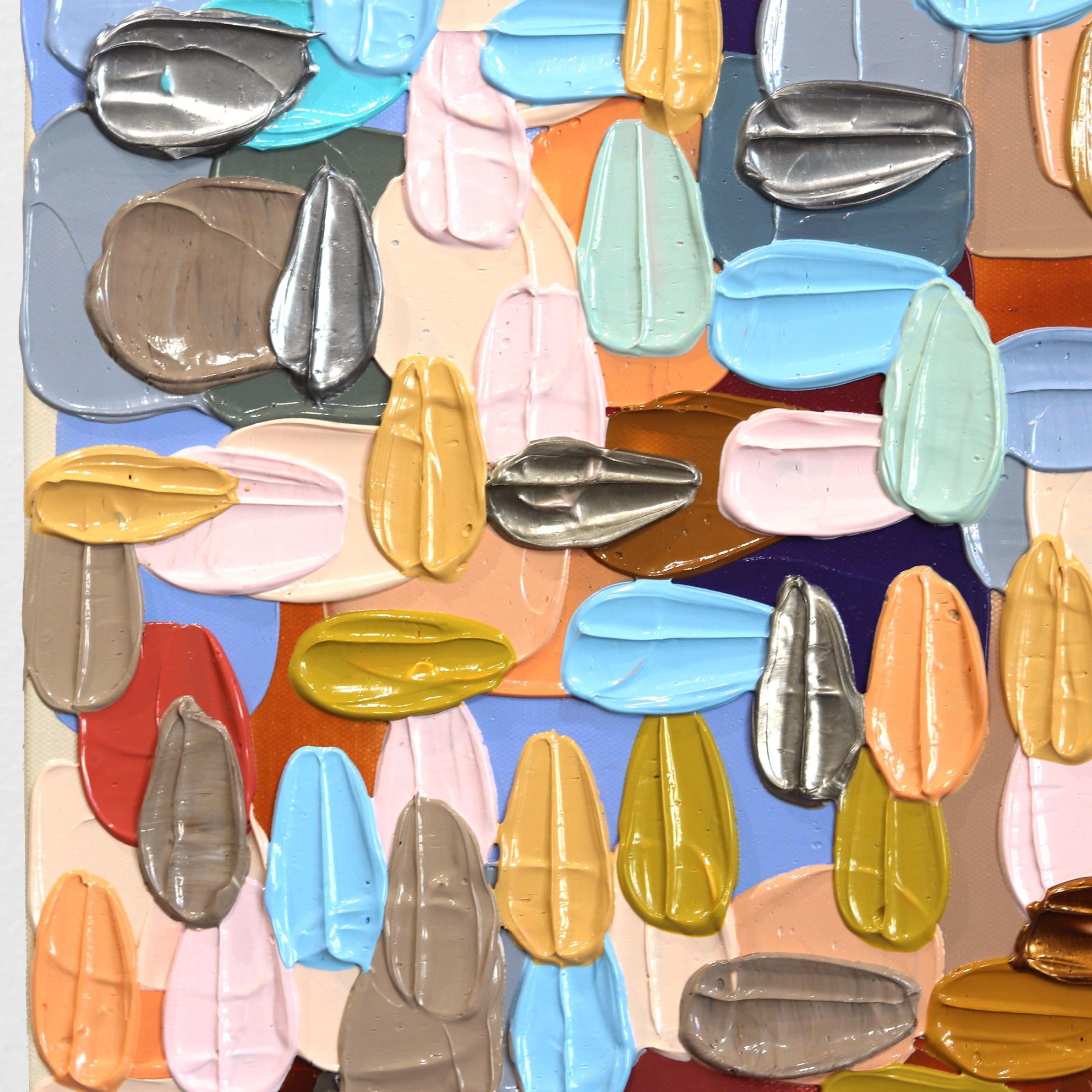 Des touches de couleurs vives peintes par empâtement constituent la trame des œuvres d'art abstraites de l'artiste Shiri Phillips. Ses peintures sont inondées de texture grâce à la superposition de la peinture acrylique en coups de pinceau fluides.
