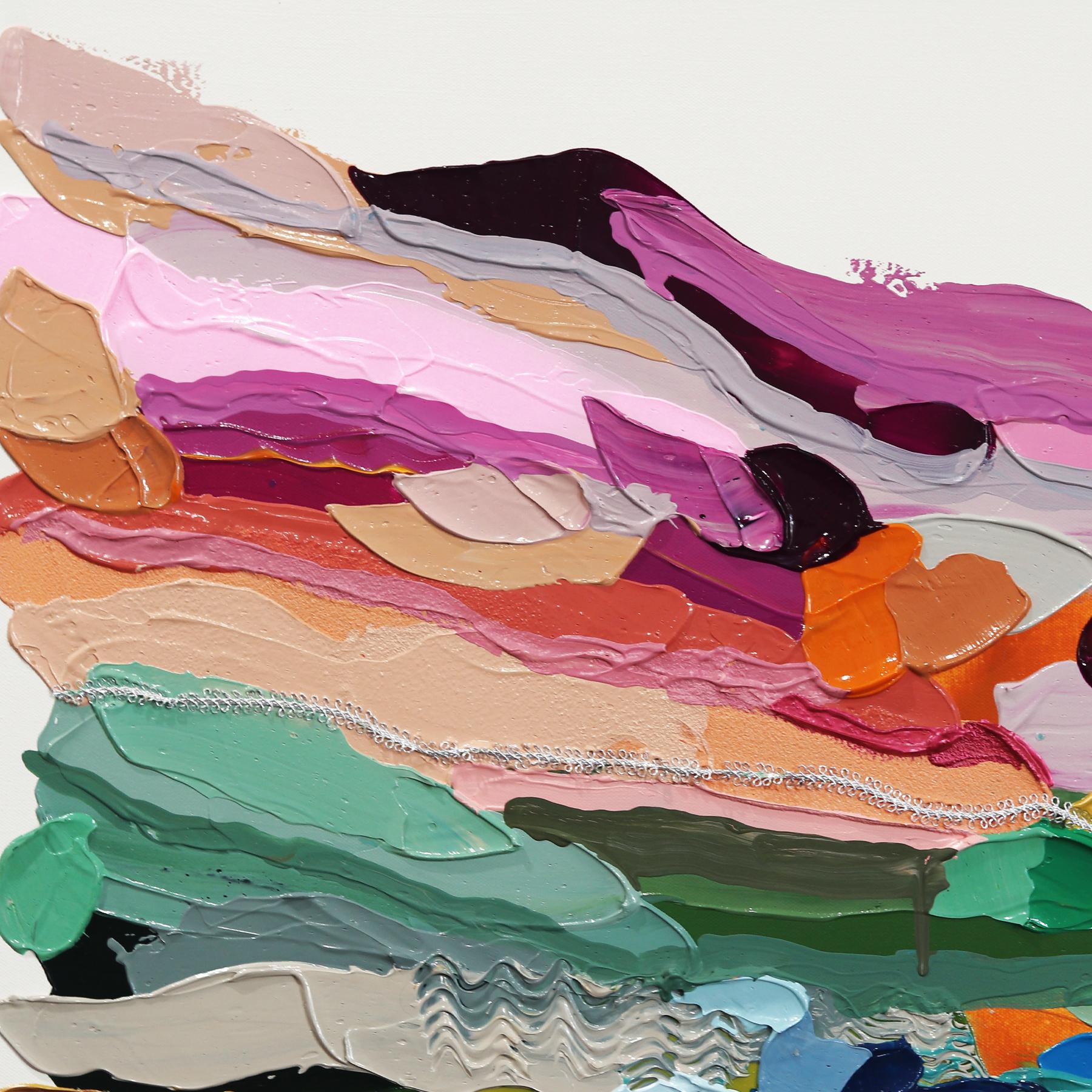 Le opere astratte dell'artista Shiri Phillips sono caratterizzate da pennellate di colori vivaci. I suoi dipinti sono ricchi di texture grazie alla stratificazione di colori acrilici e glitter in pennellate fluide. Ispirata dall'ambiente vibrante