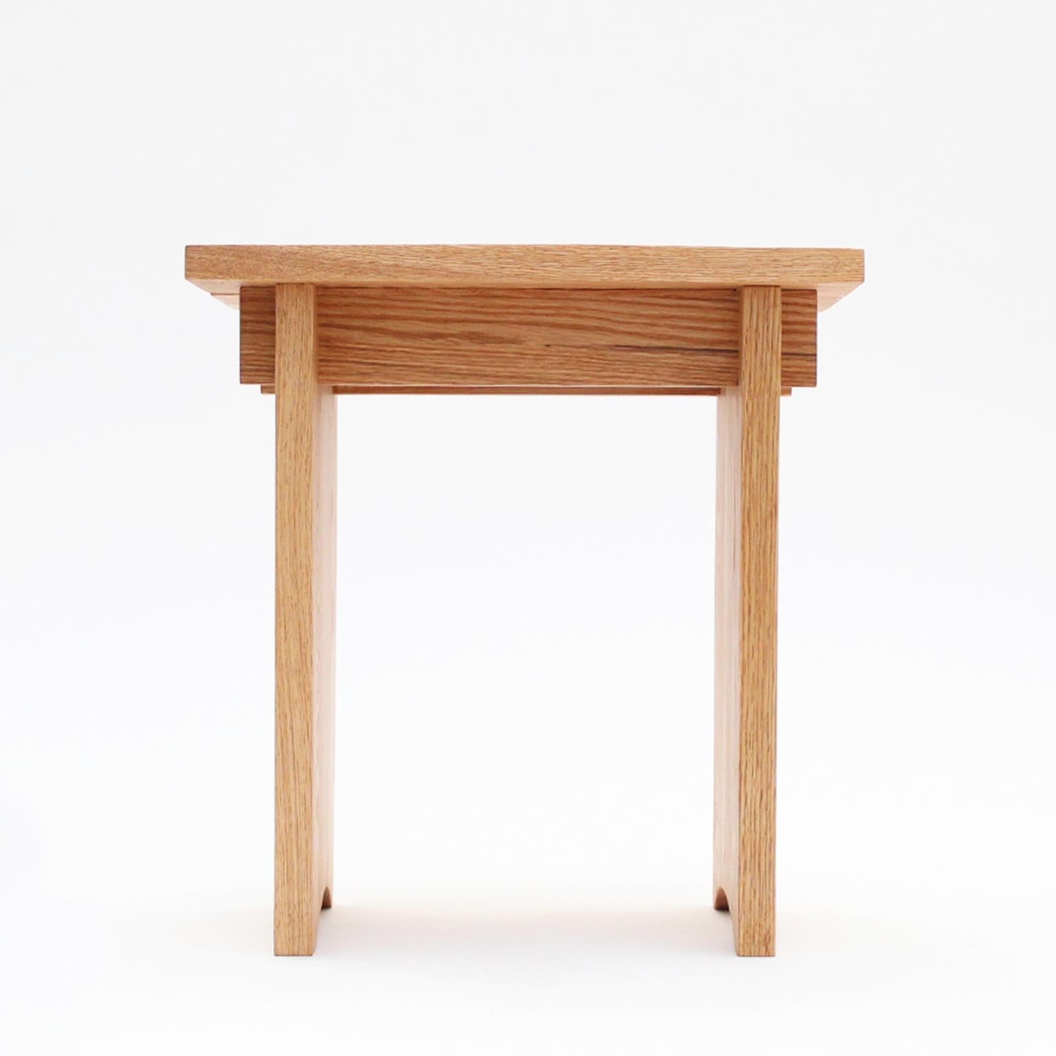 The Shirihiki stool is crafted with solid oakwood, handcrafted by artisans in México. Inspired
by a piece of furniture used in the Bunraku, the traditional puppet theatre of Japan that started in the Edo period in Osaka. Its Minimalist design and