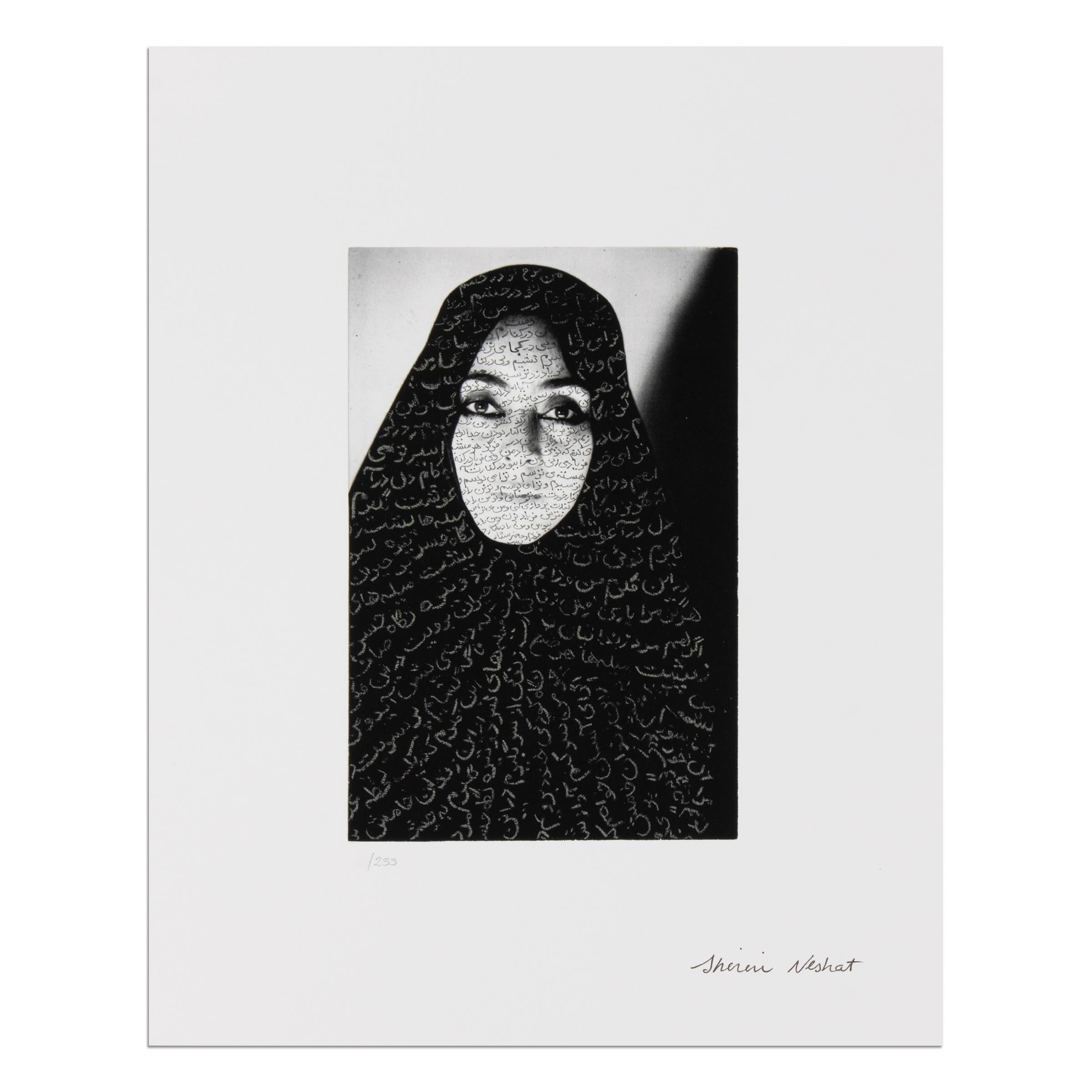 Shirin Neshat (Iranerin, geb. 1957)
Enthüllungsreihe #1, 1993, 2025
Medium: Pigmentdruck und Siebdruck mit Firnissiegel auf Papier
Abmessungen: 42 x 33,3 cm (16,5 x 13 Zoll)
Auflage von 255 Stück: handsigniert und nummeriert
Zustand: Neuwertig