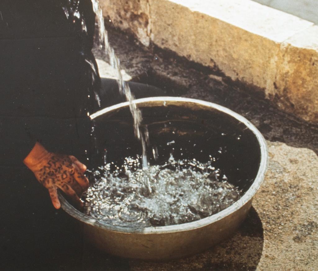 Shirin Neshat „Wasser über dem Kopf“, Fotografie, 1999 (Persisch) im Angebot