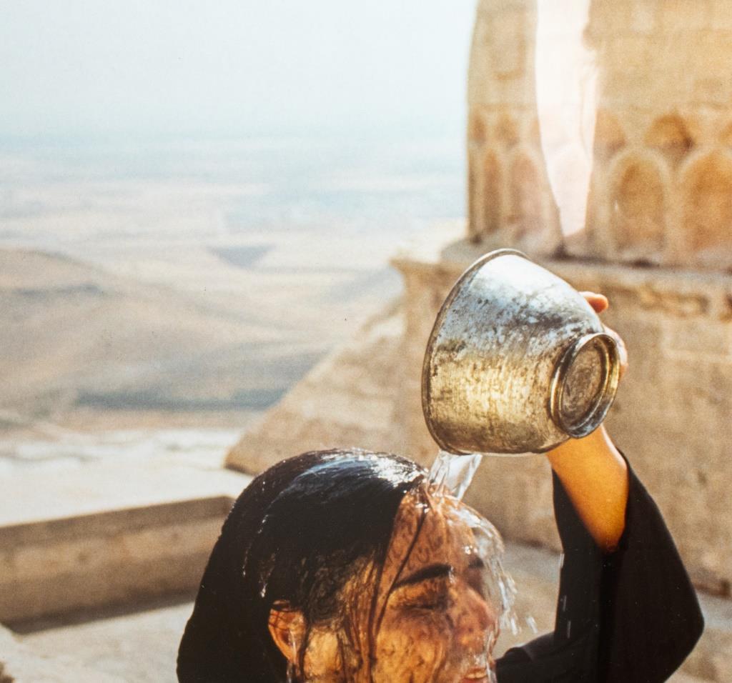 Shirin Neshat „Wasser über dem Kopf“, Fotografie, 1999 (Metall) im Angebot