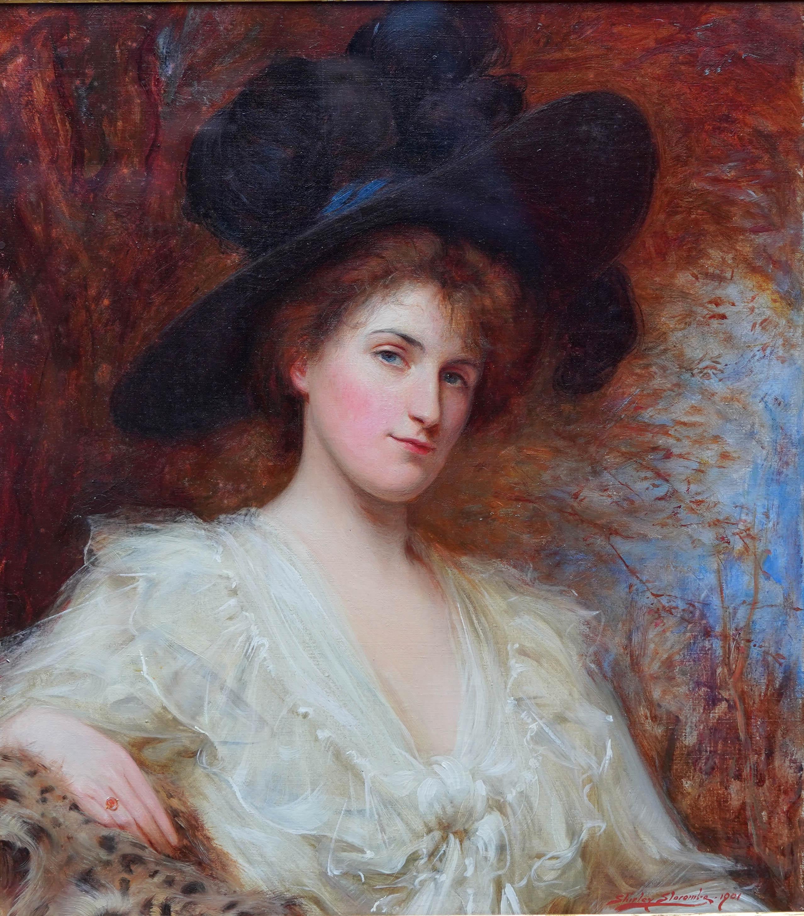 Ritratto di signora con cappello nero - Quadro ad olio di arte edoardiana britannica - Painting di Shirley Charles Slocombe