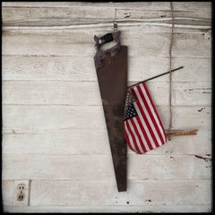Nature morte à l'arrière du porche (Americana, Midwest, Classic, Iconic, ~25% OFF)