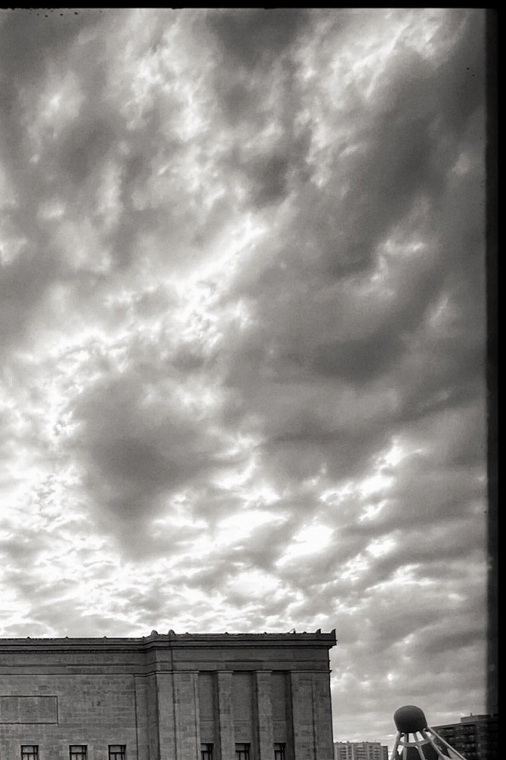 Reflejos de las nubes: Museo de Arte Nelson-Atkins (BW) en venta 5