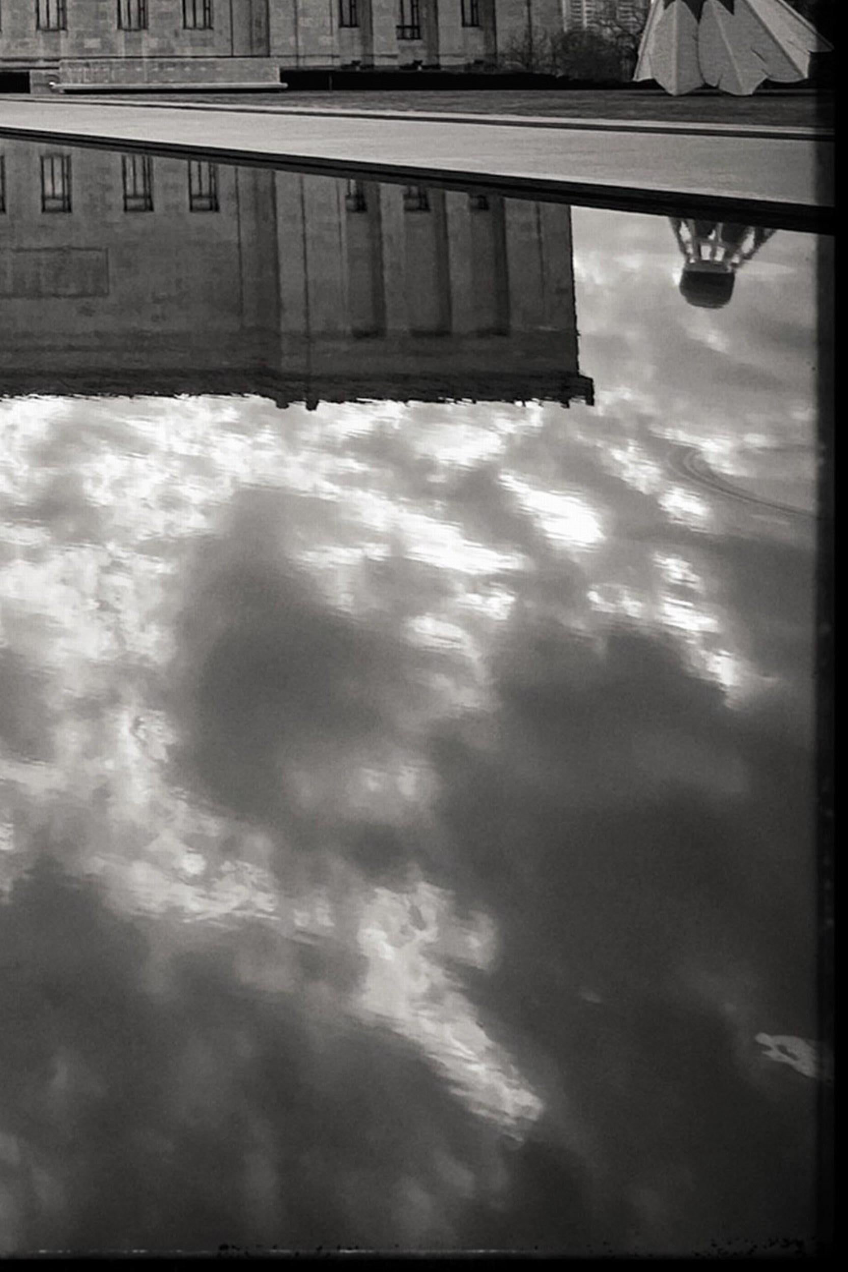 Shirley Harryman
Reflejos de las nubes: Museo de Arte Nelson-Atkins (BW)
Impresión con pigmentos de archivo sobre satén baritado Hahnemuhle Fine Art 
2024
Tamaño de la imagen: 46,99 x 46,99 cm (18,5 x 18,5 pulgadas)
Tamaño del tablero: 50,8 x 50,8