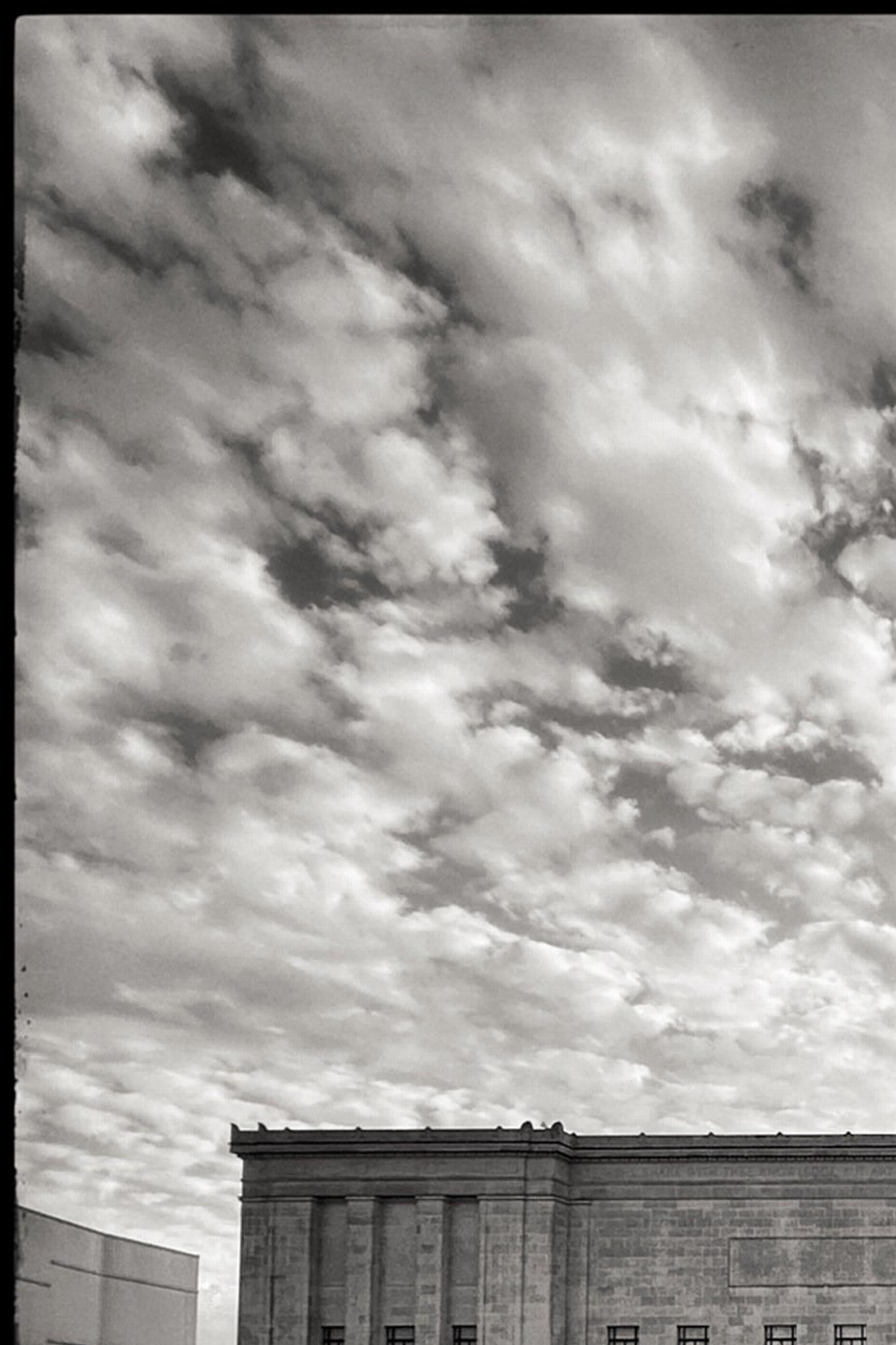 Reflejos de las nubes: Museo de Arte Nelson-Atkins (BW) en venta 1