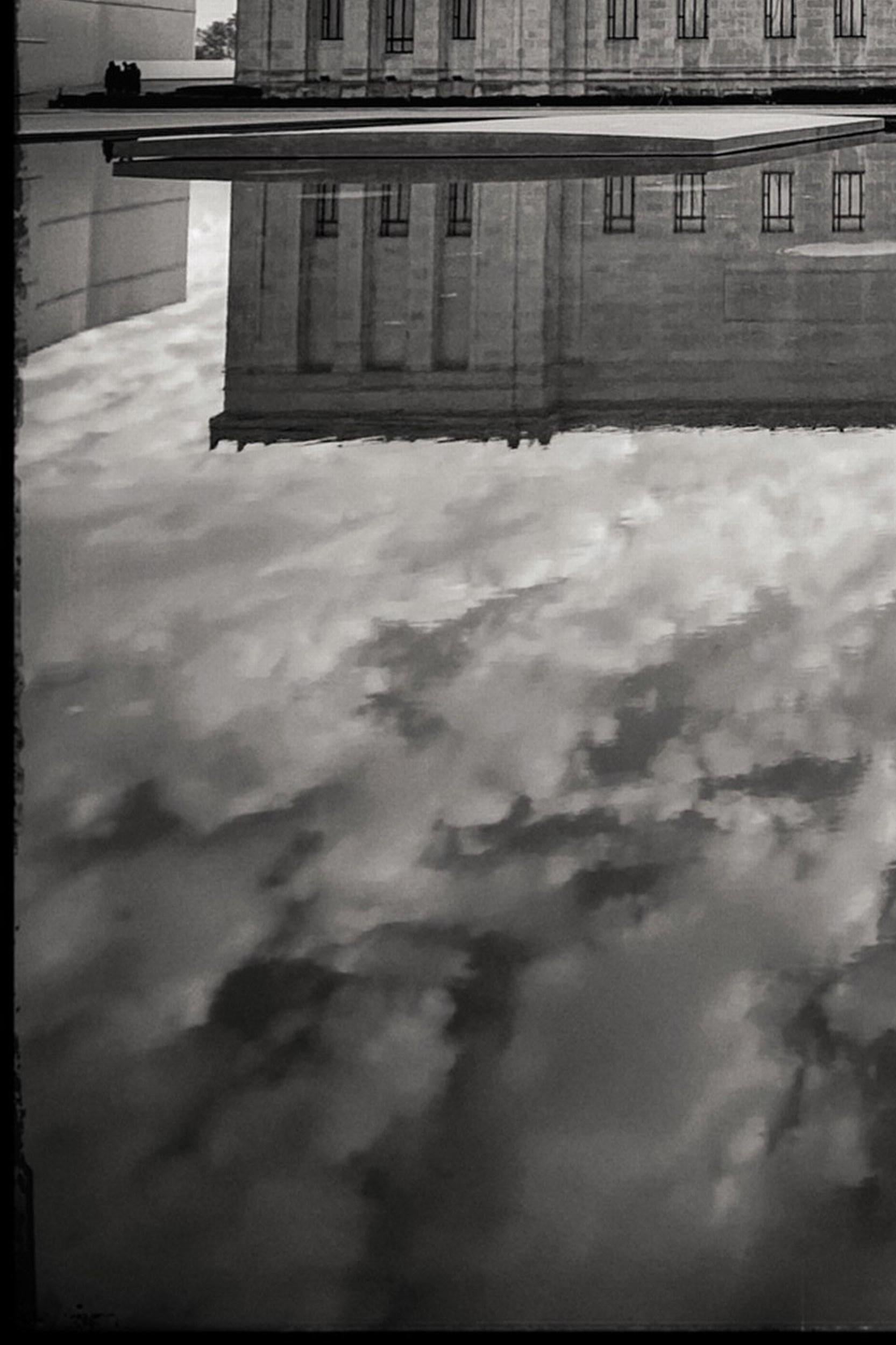 Reflejos de las nubes: Museo de Arte Nelson-Atkins (BW) en venta 2