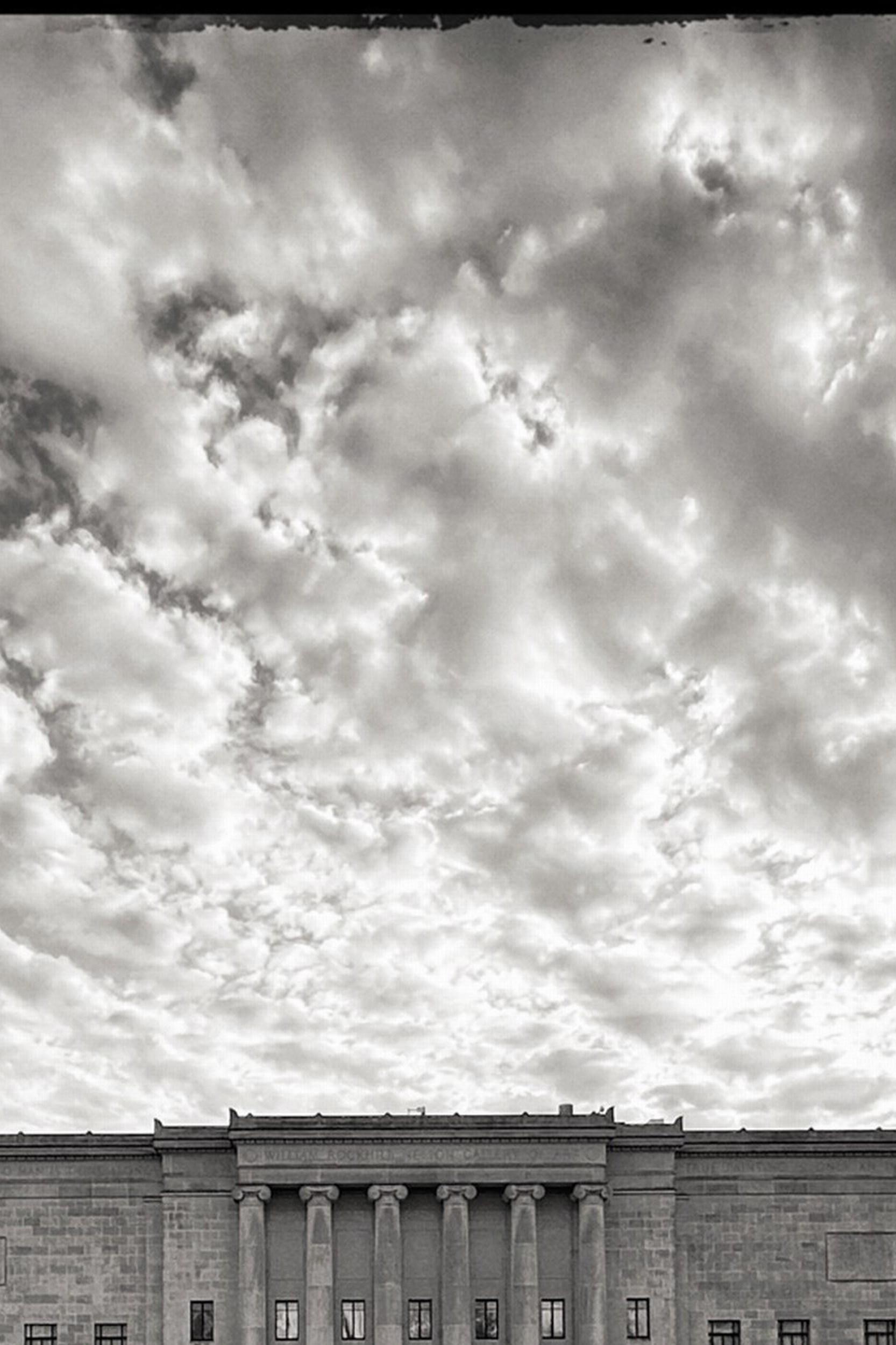 Reflejos de las nubes: Museo de Arte Nelson-Atkins (BW) en venta 3