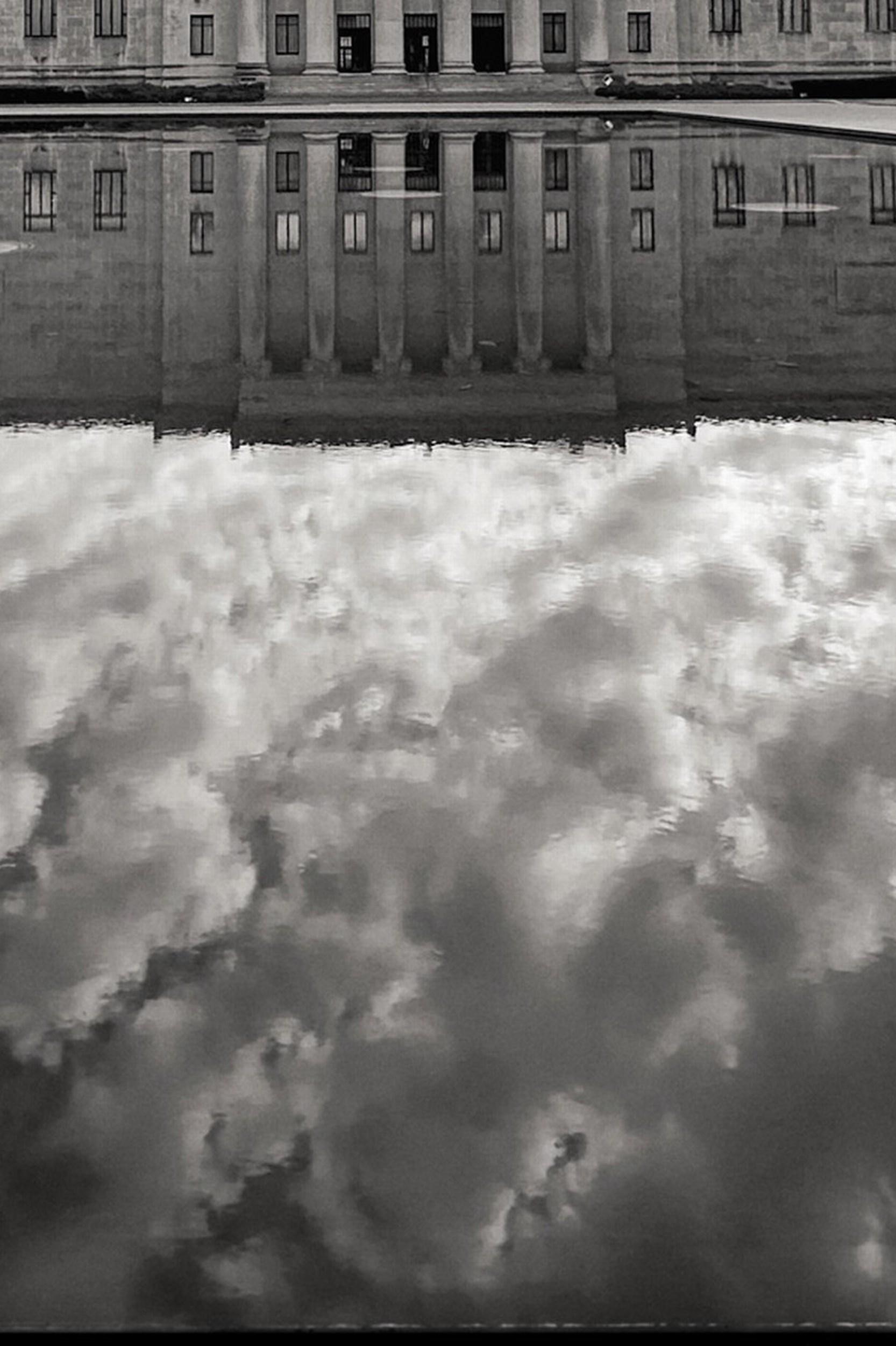 Reflejos de las nubes: Museo de Arte Nelson-Atkins (BW) en venta 4