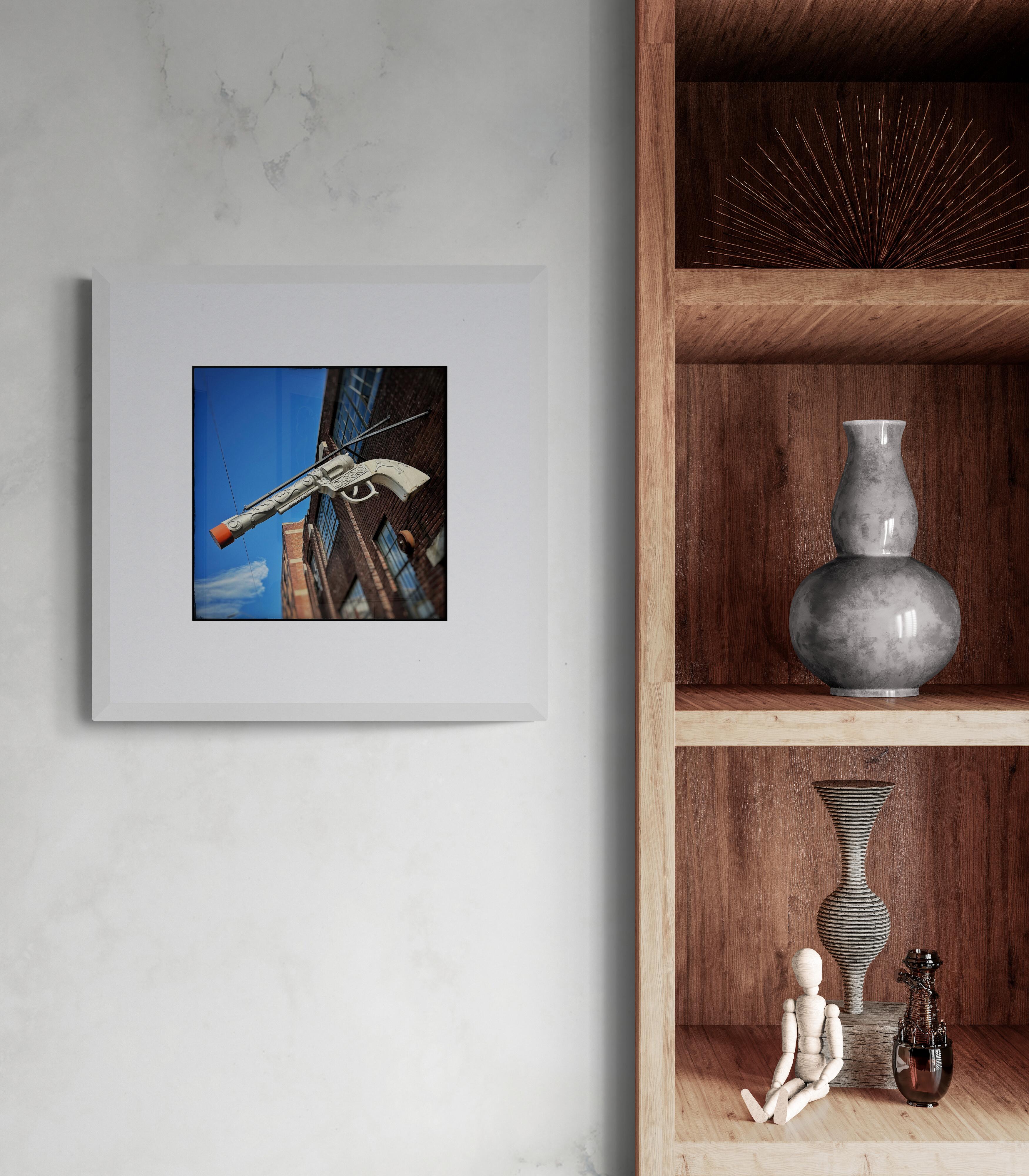 Pop Gun (Americana, Midwest, Classic, Iconic, Vintage, Schild, ~25% OFF) – Photograph von Shirley Harryman