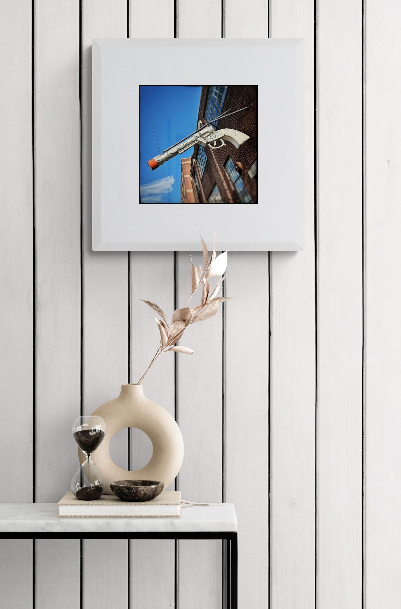 Pop Gun (Americana, Midwest, Classic, Iconic, Vintage, Schild, ~25% OFF) (Violett), Figurative Photograph, von Shirley Harryman