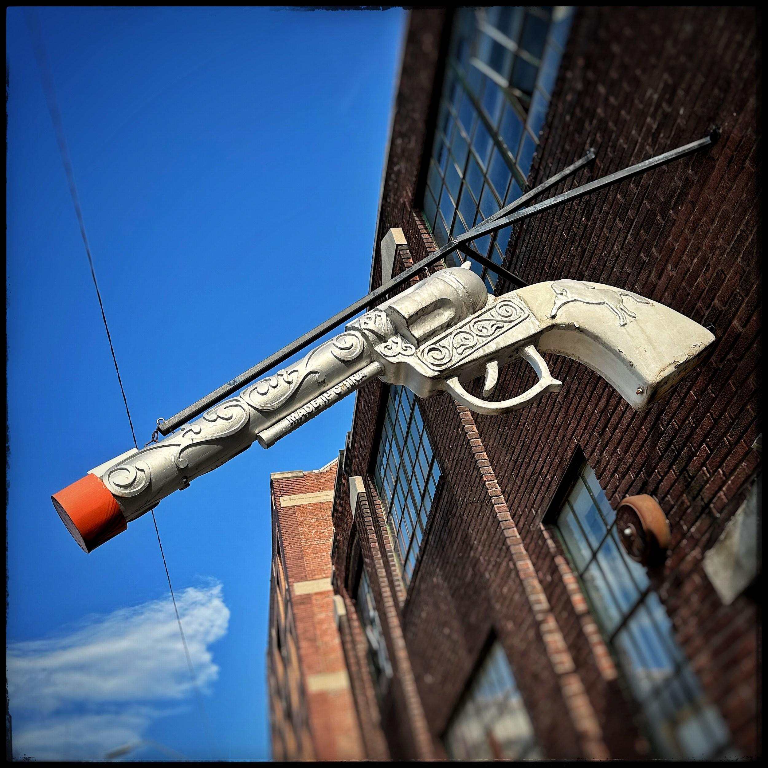 Shirley Harryman Figurative Photograph – Pop Gun (Americana, Midwest, Classic, Iconic, Vintage, Schild, ~25% OFF)