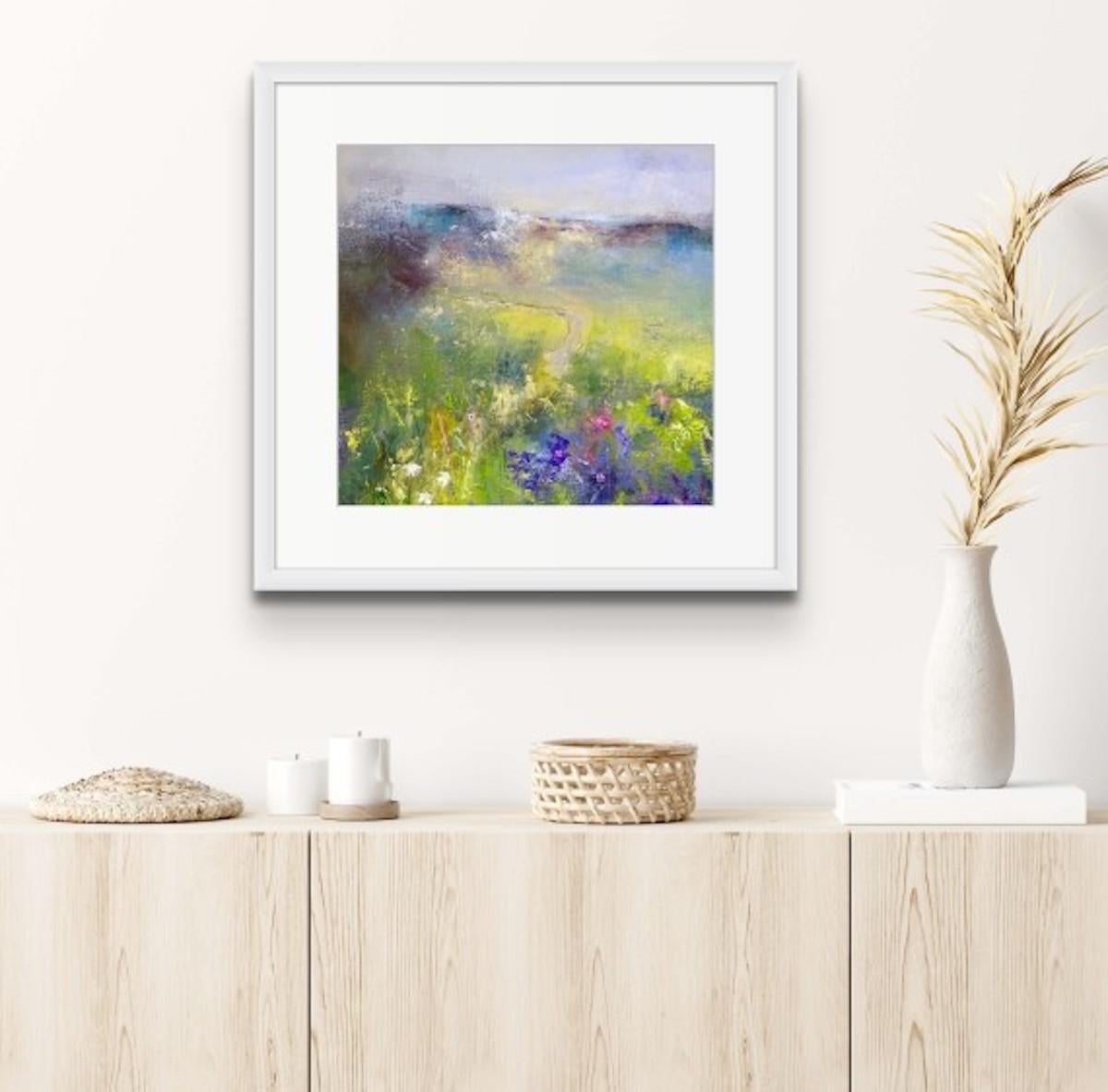Bright Fields, Impresión en edición limitada, impresión de paisaje, impresión floral - Landscape Painting Gris de Shirley Kirkcaldy