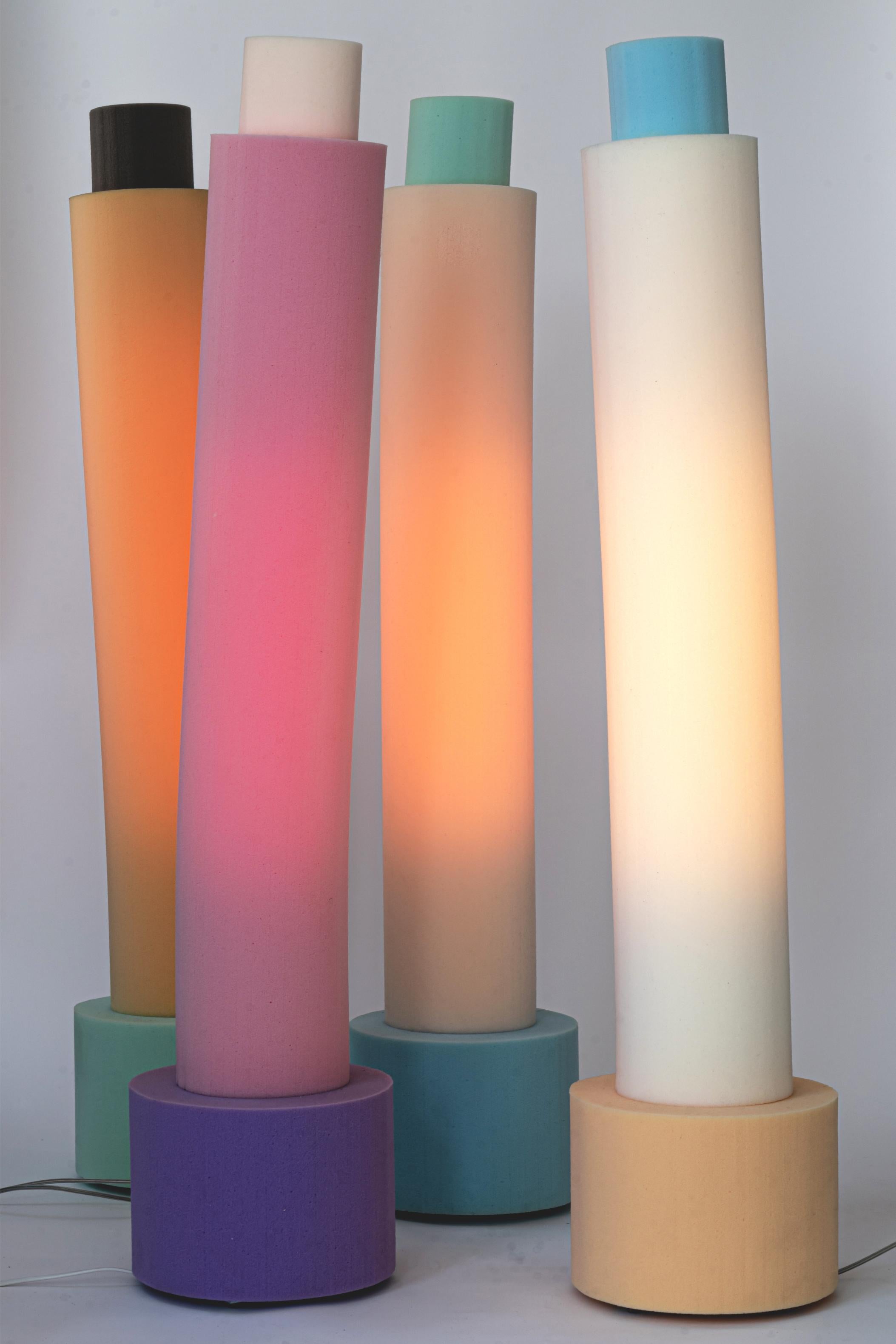 Lámpara de pie Shirley Schuimlampen de Sven Jansse
Dimensiones: P 27 x A 130 cm
Materiales: Espuma de poliéter tratada
Disponible en diferentes combinaciones de colores.

La práctica de Sven Jansse (Rotterdam, 1987) opera en los límites del arte, la