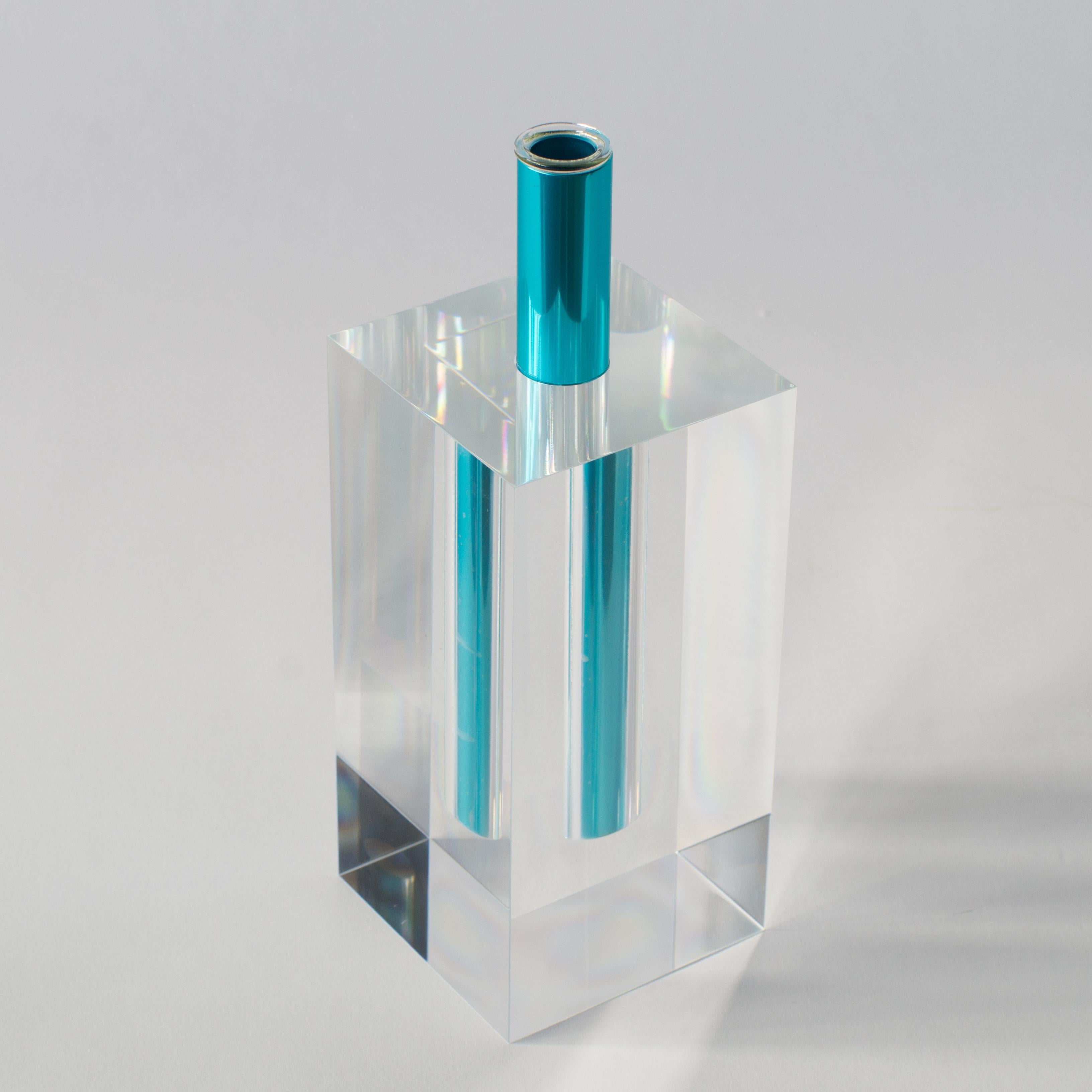 Vaso di fiori in acrilico di Shiro Kuramata. Tubo di alluminio inserito in un blocco acrilico.
Vaso da fiori singolo contemporaneo.