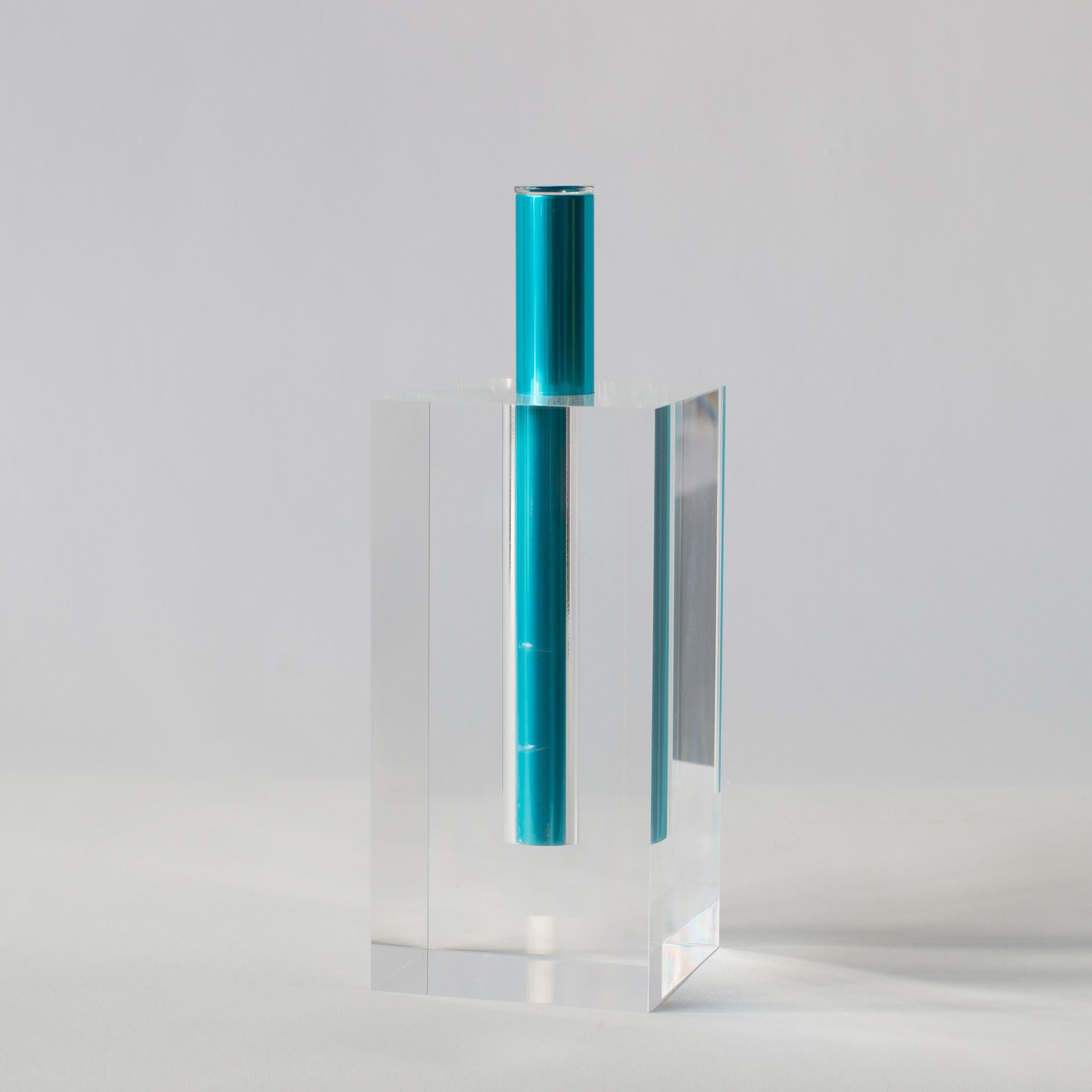 Fine XX secolo Vaso in acrilico Shiro Kuramata Blu in vendita