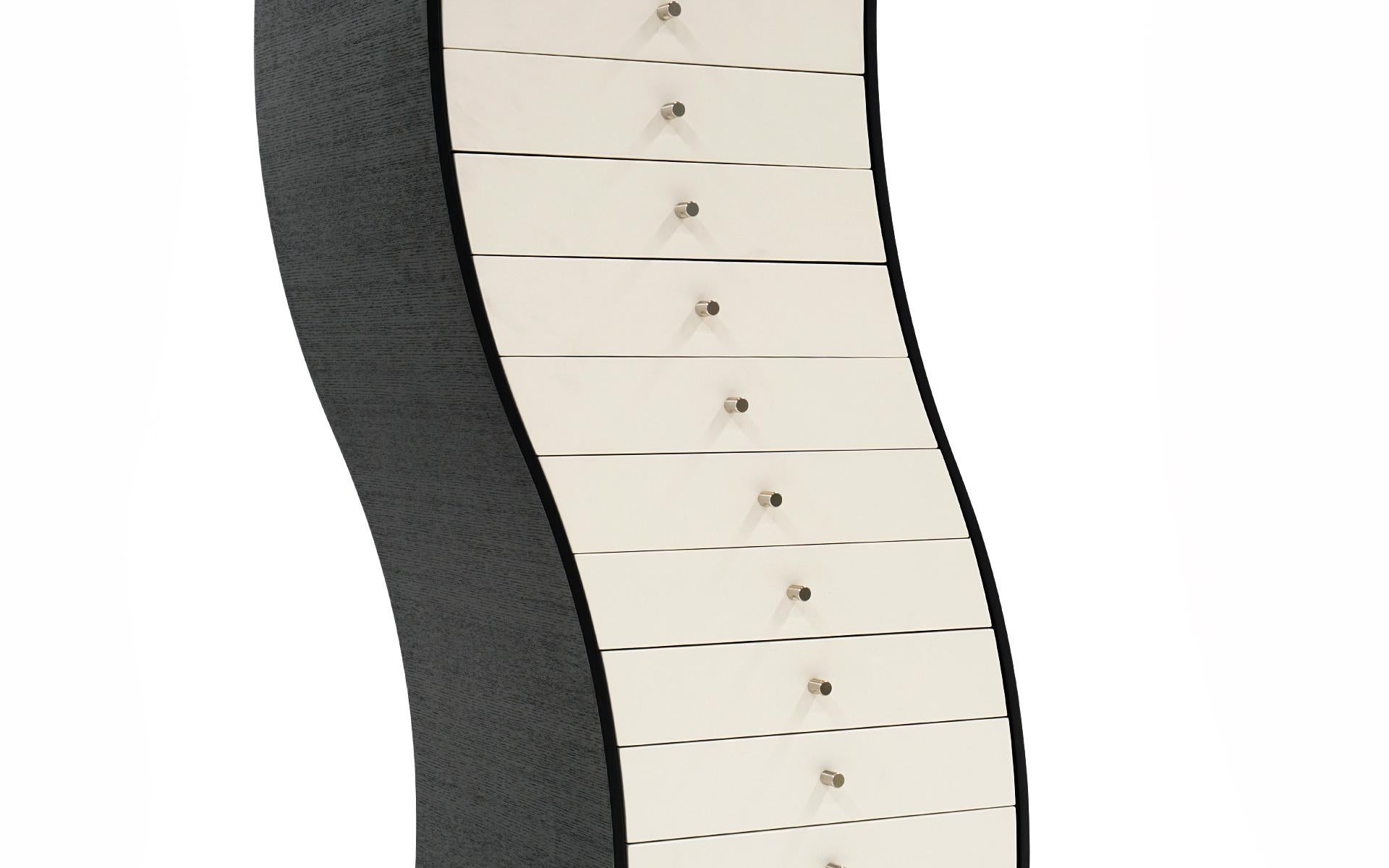 Shiro Kuramata Möbel in unregelmäßigen Formen Side 1 Schrank von Cappellini, Italien (Lackiert) im Angebot