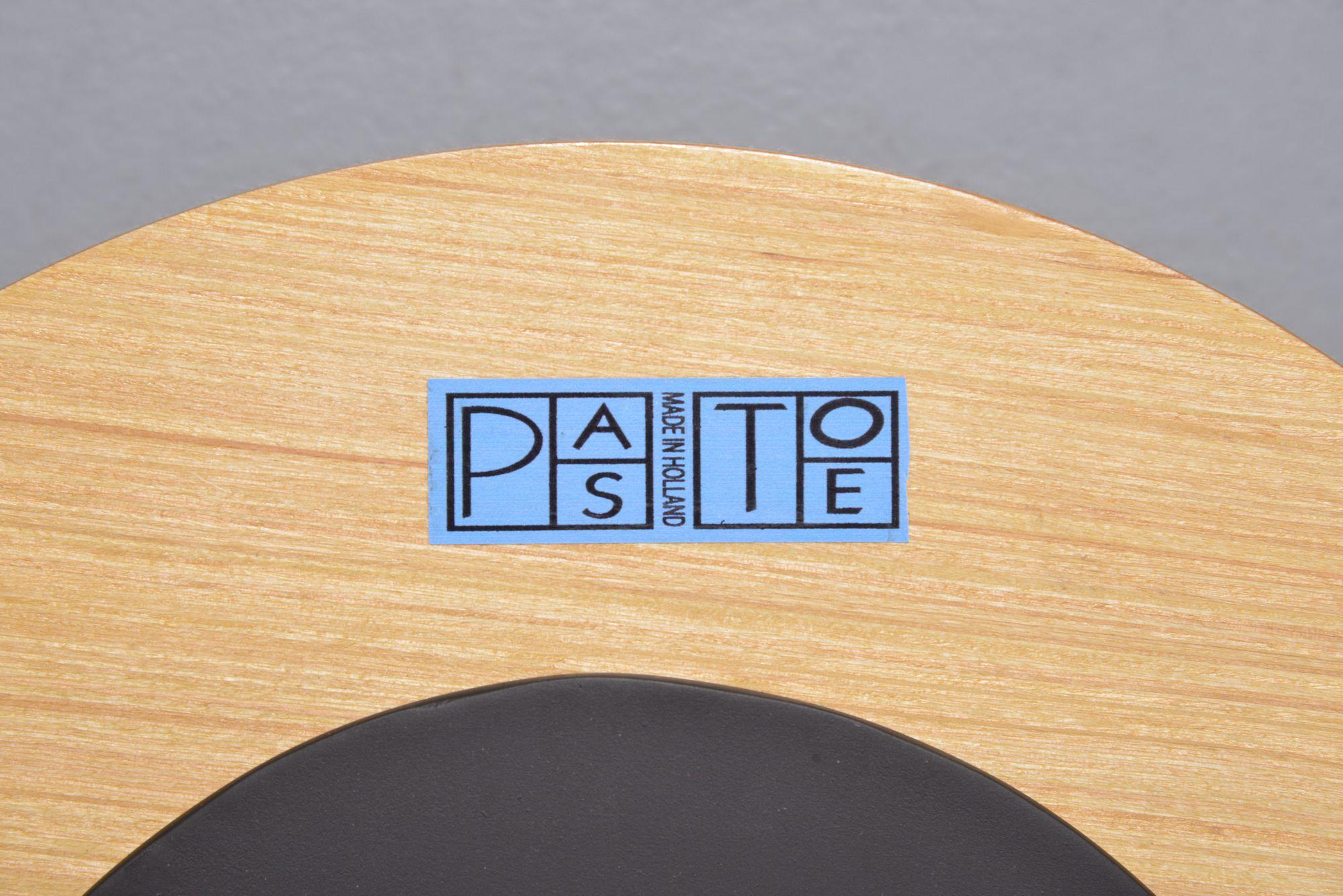 Artistics/Designer ; Fabricant : Shiro Kuramata (Japonais, 1934-1991) ; UMS-Pastoe (Pays-Bas)
Marquage(s) ; notes : Label Pastoe
MATERIAL : bois, acier émaillé
Dimensions (H, L, P) : 25,75 