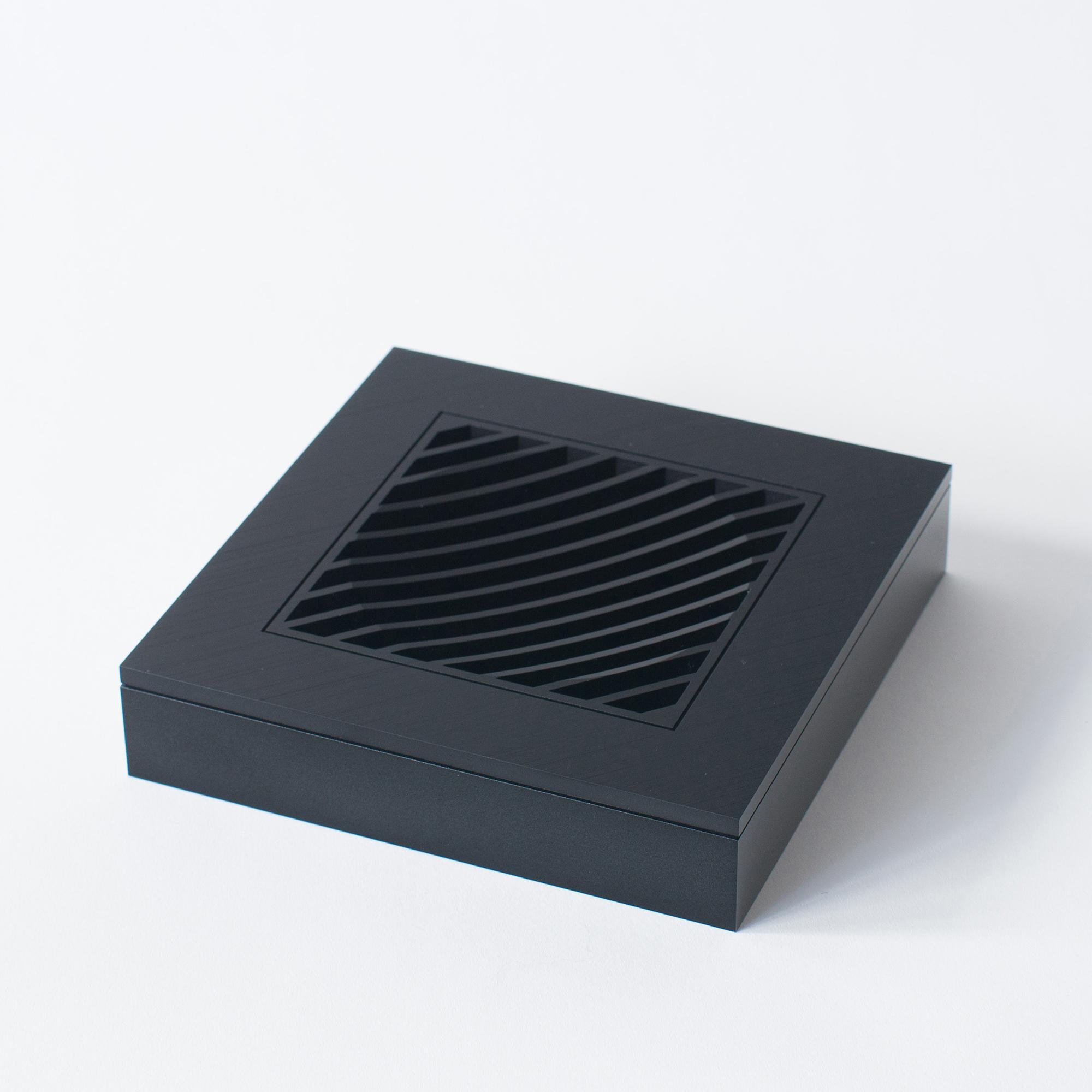 Shiro Kuramata Spiral-Aschenbecher2 Minimalistisches japanisches Design (Japanisch) im Angebot