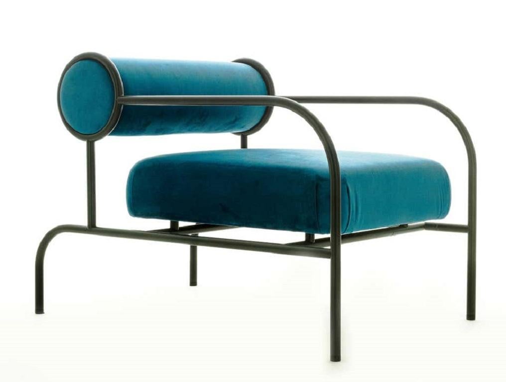 Sofa with arms Black Edition is a limited edition of the unforgettable armchair sofa with arms designed by Shiro Kuramata in 1982. This iconic product was designed with a chromed structure and seat / backrest in woolen cloth in bright colors, to