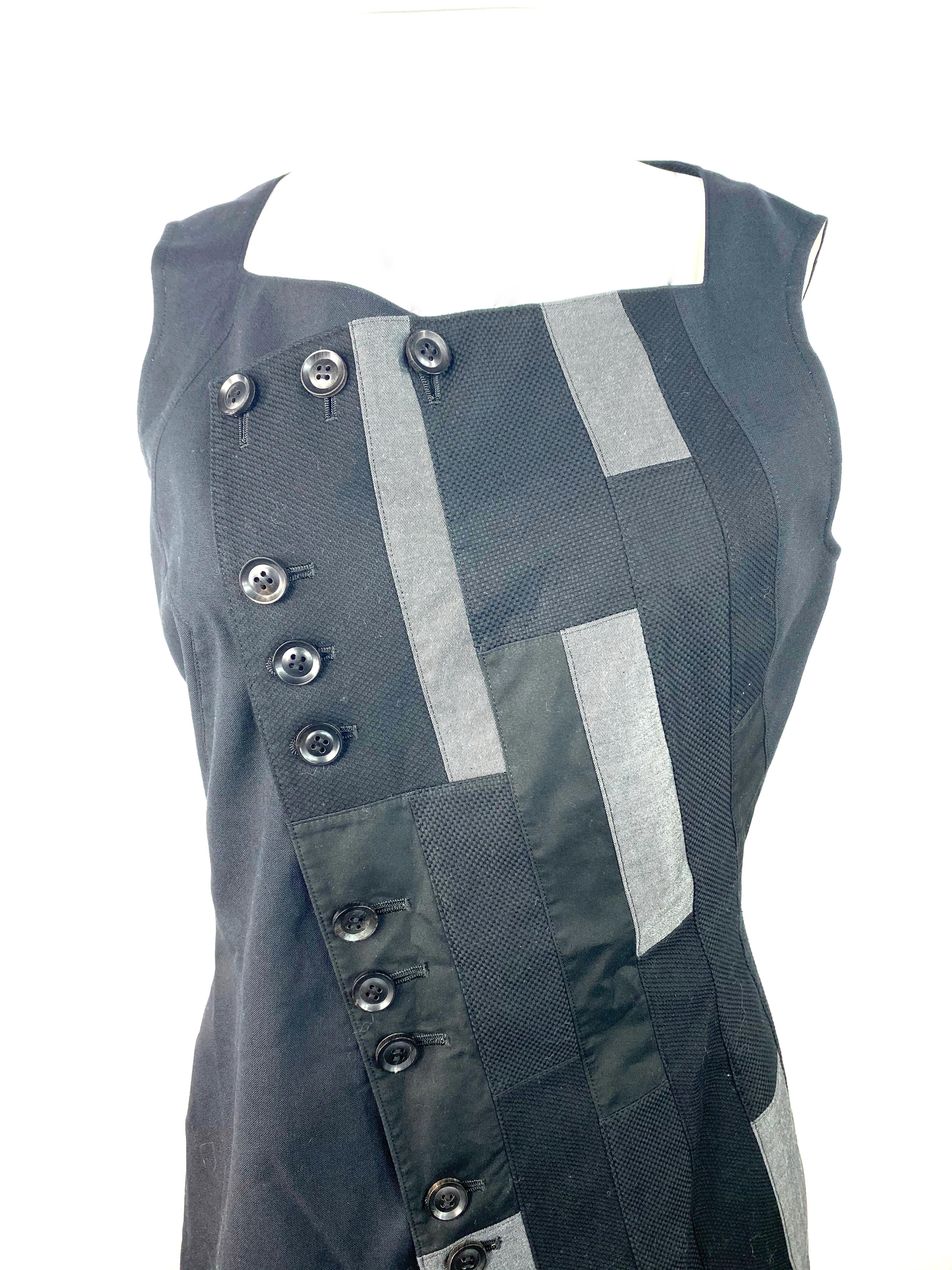 Product details:

Featuring asymmetrical design with rectangular grey and black patches detail.