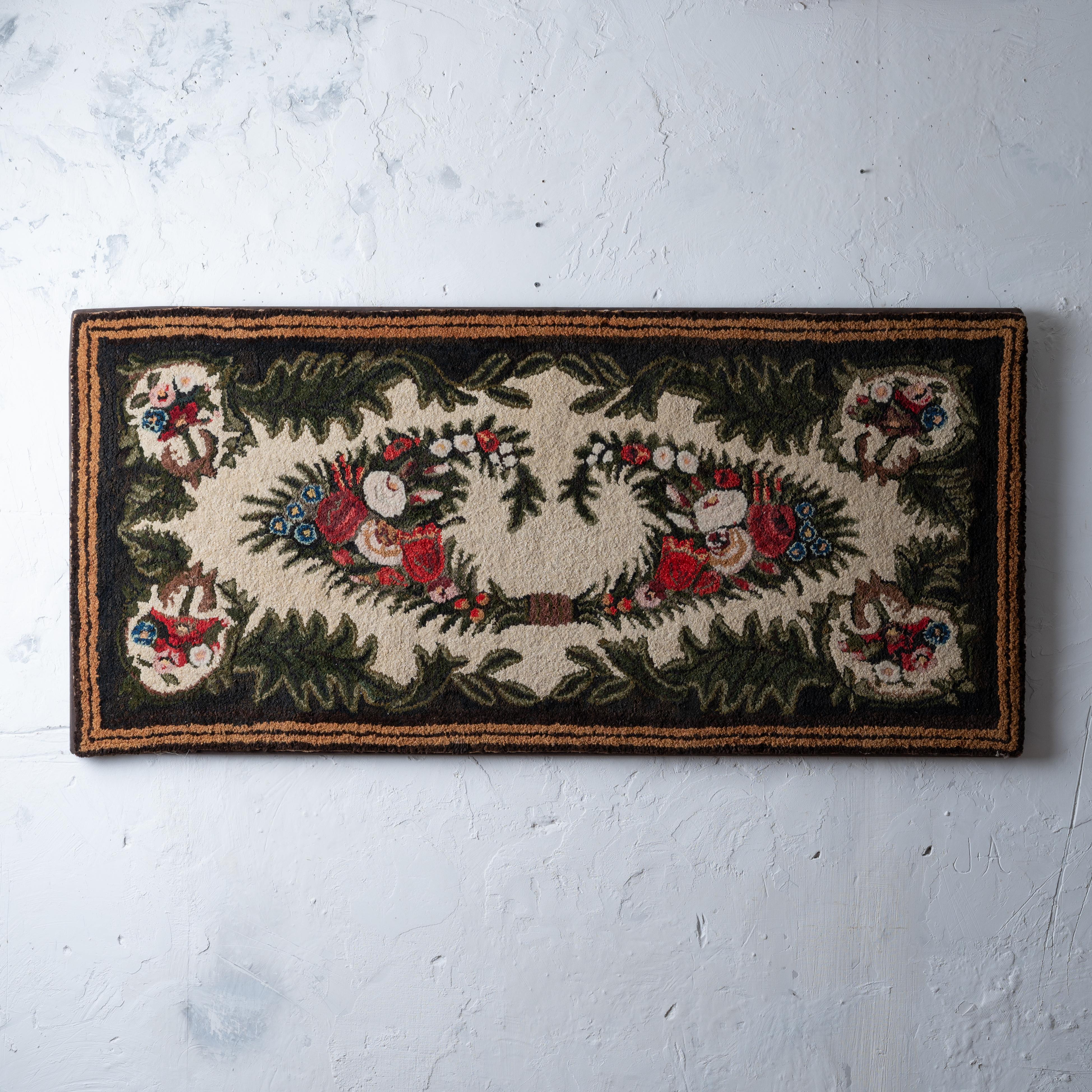 Geraffter Blumenteppich, Neuengland, um 1850.
Professionell auf Keilrahmen montiert.

67 mal 32 Zoll


