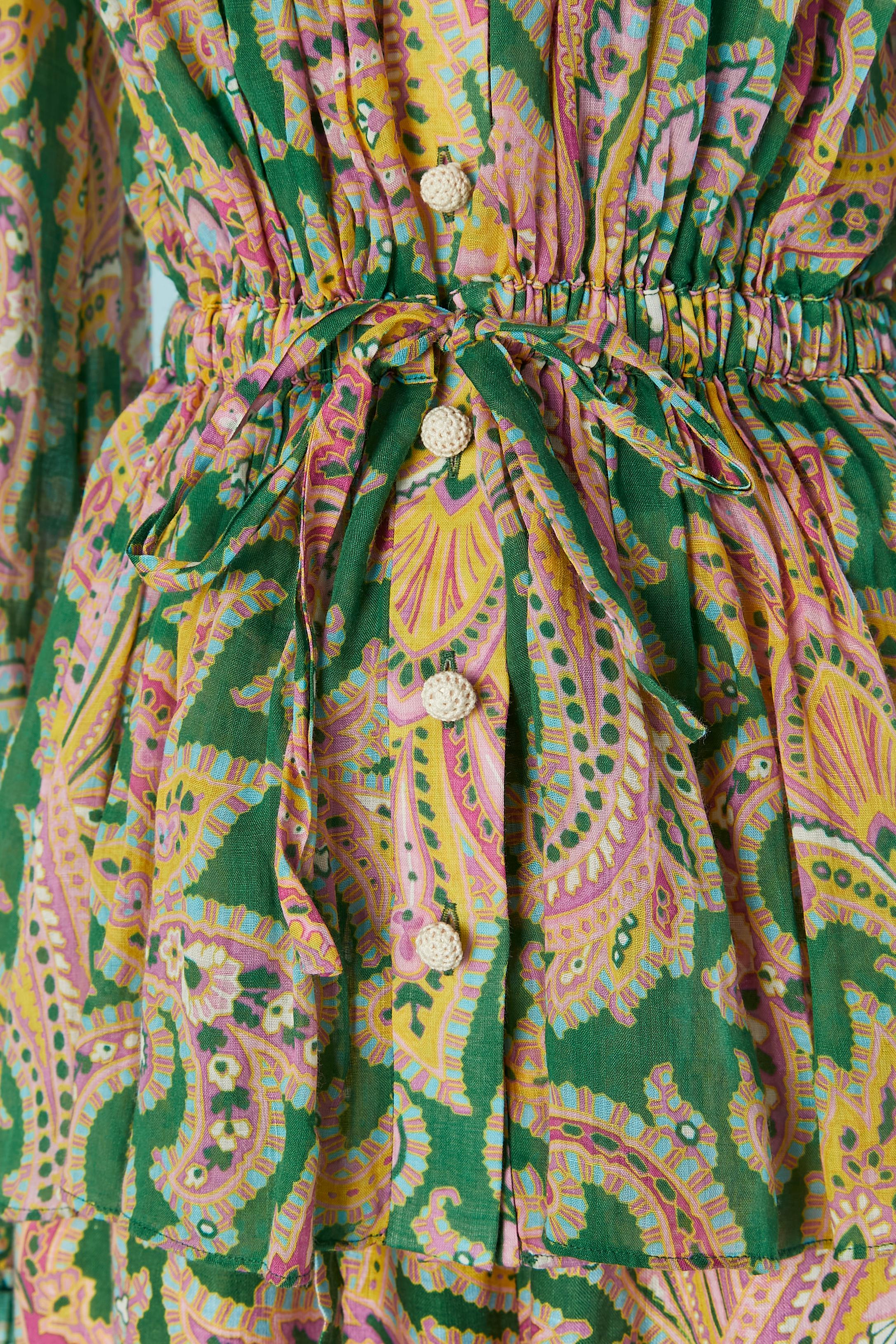 Shirt and trouser ensemble in Paisley print with smocks. Fabric composition:100% ramie ( vegetal fiber textile) 
Smocks around the collar and on the sleeve edge. Drawstring on the waist. Button covered with crochet and buttonhole closure on the