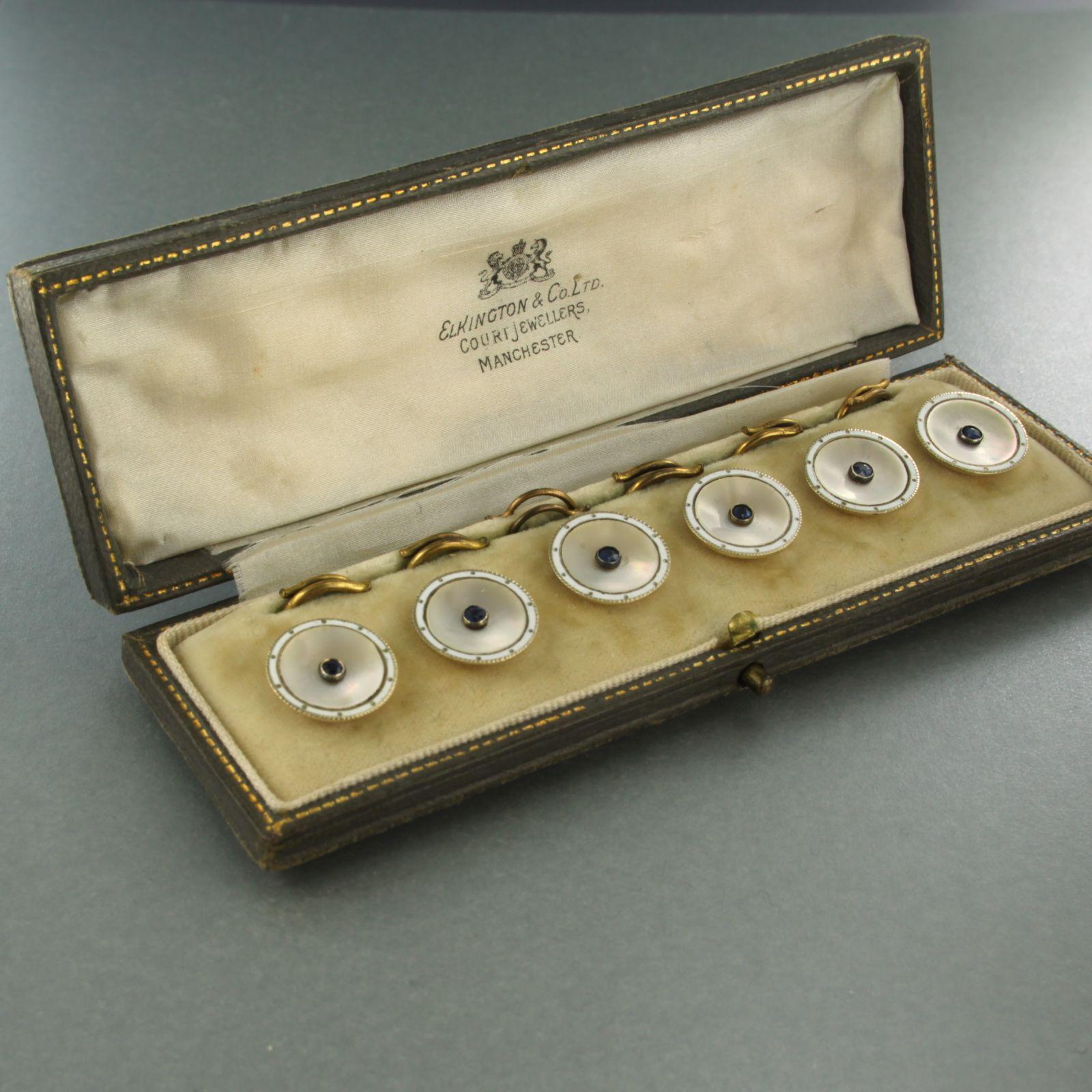 Set di sei pezzi (3 coppie) di bottoni per camicia / gemelli, con  Zaffiro - madreperla - smalto
Con scatola originale di Elkington & Co. Ltd. Gioiellieri di corte, Manchester.

descrizione dettagliata:

la parte superiore del bottone è rotonda e ha