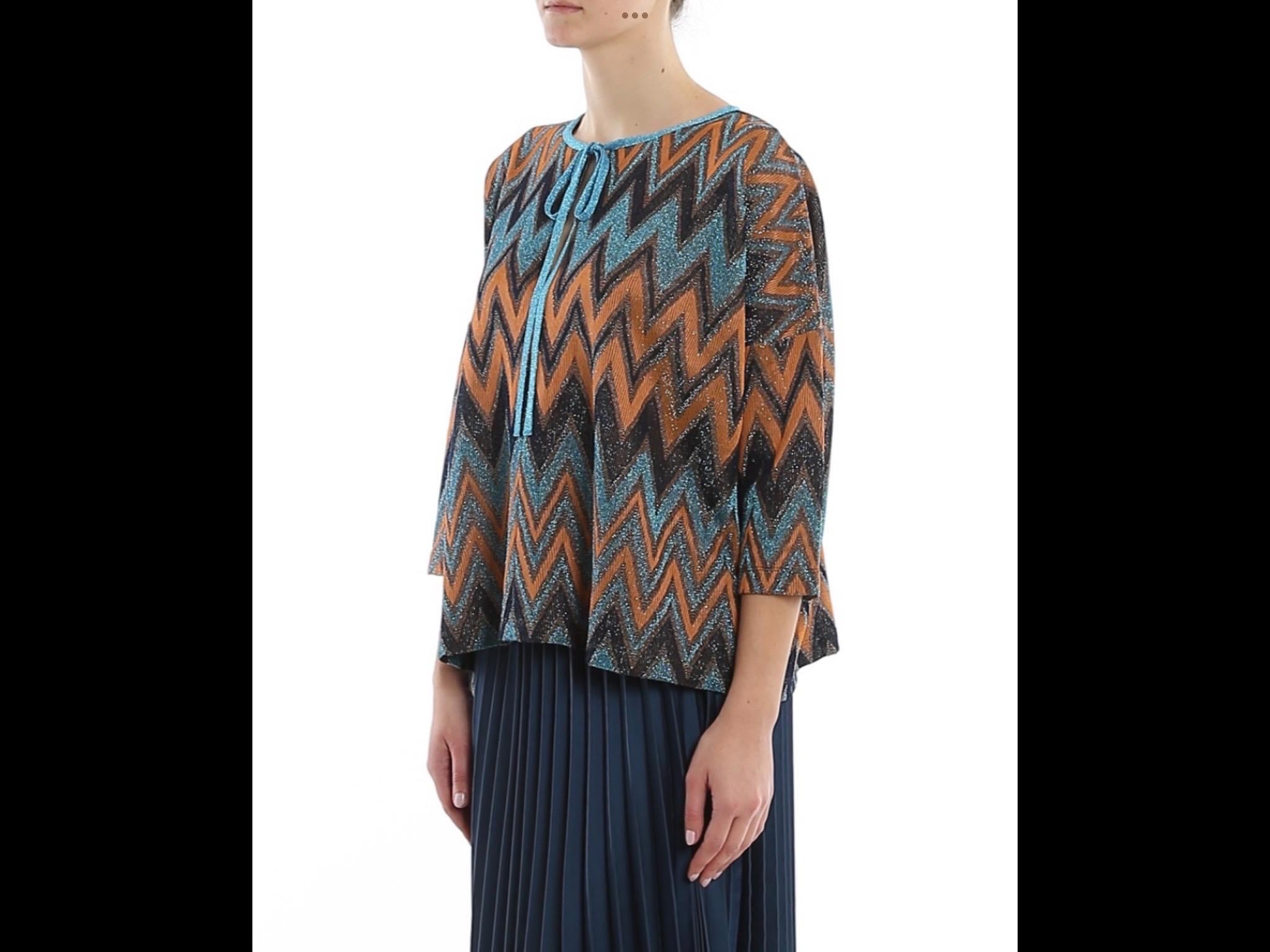 M Missoni blouse in lurex
Iconic design by Missoni,
In cotton, viscose, metal and polyamide.
Size M, oversized fit.
Sleeve length 25.
Shoulders 62.
Length 60.
Bust 64.
In excellent condition, shows signs of normal use.