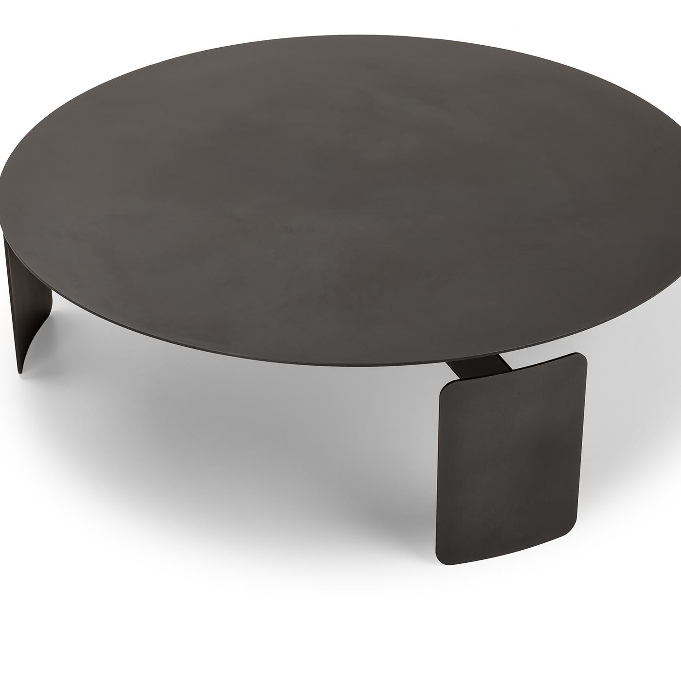 Inspired by the shape of a shield (shirudo in Japanese), this coffee table has a Minimalist and contemporary aesthetics. Mingardo's masterful craftsmanship perfectly interprets this design by Elisa Honkanen by elevating a material like iron,