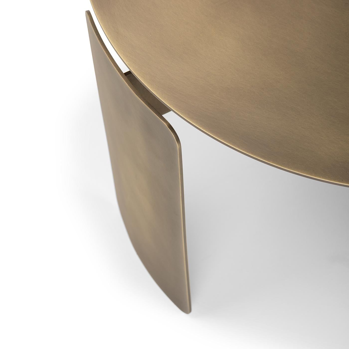 The design of the Shirudo coffee table is inspired by traditional oriental shields (shirudo in Japanese), whose shape is recalled by the softly curved legs that follow, without touching, the shape of the round top. Finished in matte nickel, the