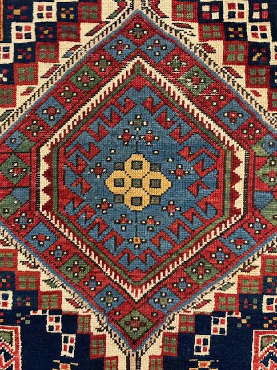 Tappeto lungo Shirvan dal Caucaso orientale, costa occidentale del Mar Caspio

Età: datata 1283= 1866

Dimensioni: 9′.5″x4′.2″ (287×127 cm)

Il campo della marina mostra un medaglione a palo in cinque parti con gradini esterni e ganci interni. In
