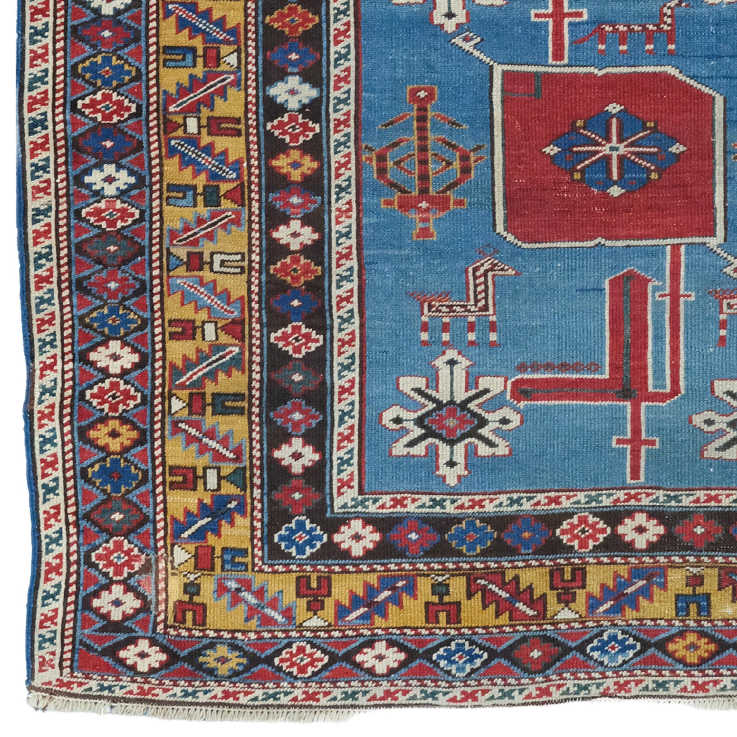 Questo antico tappeto Shirvan Karagashli risale al 1910 circa e si distingue per la ricca tavolozza di colori e gli intricati motivi geometrici. Il centro del tappeto è decorato con motivi rossi e bianchi su sfondo blu. I bordi laterali sono