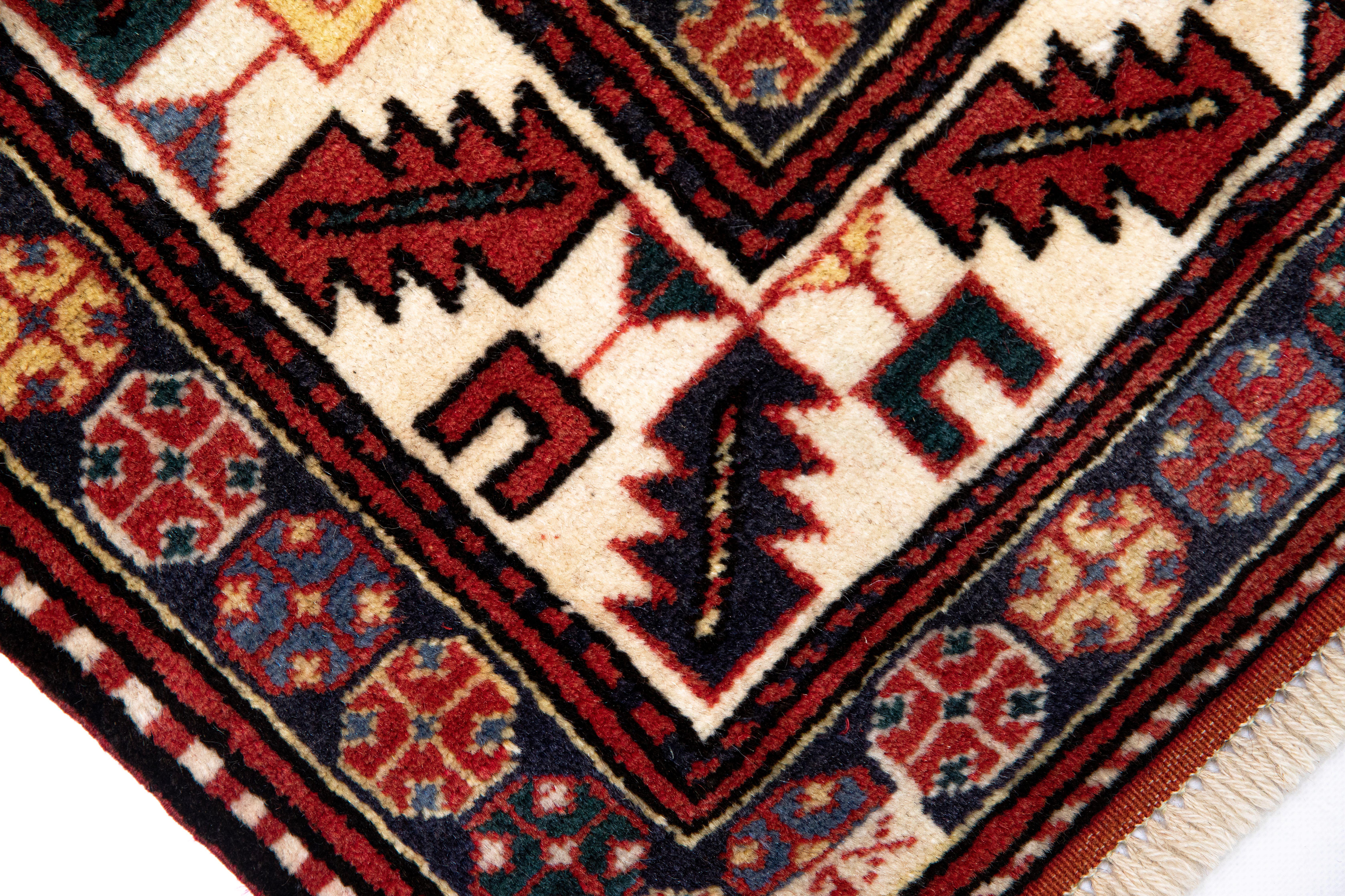 Shirvan Museum kuratierter, neuer handgefertigter kaukasischer Teppich im Angebot 4