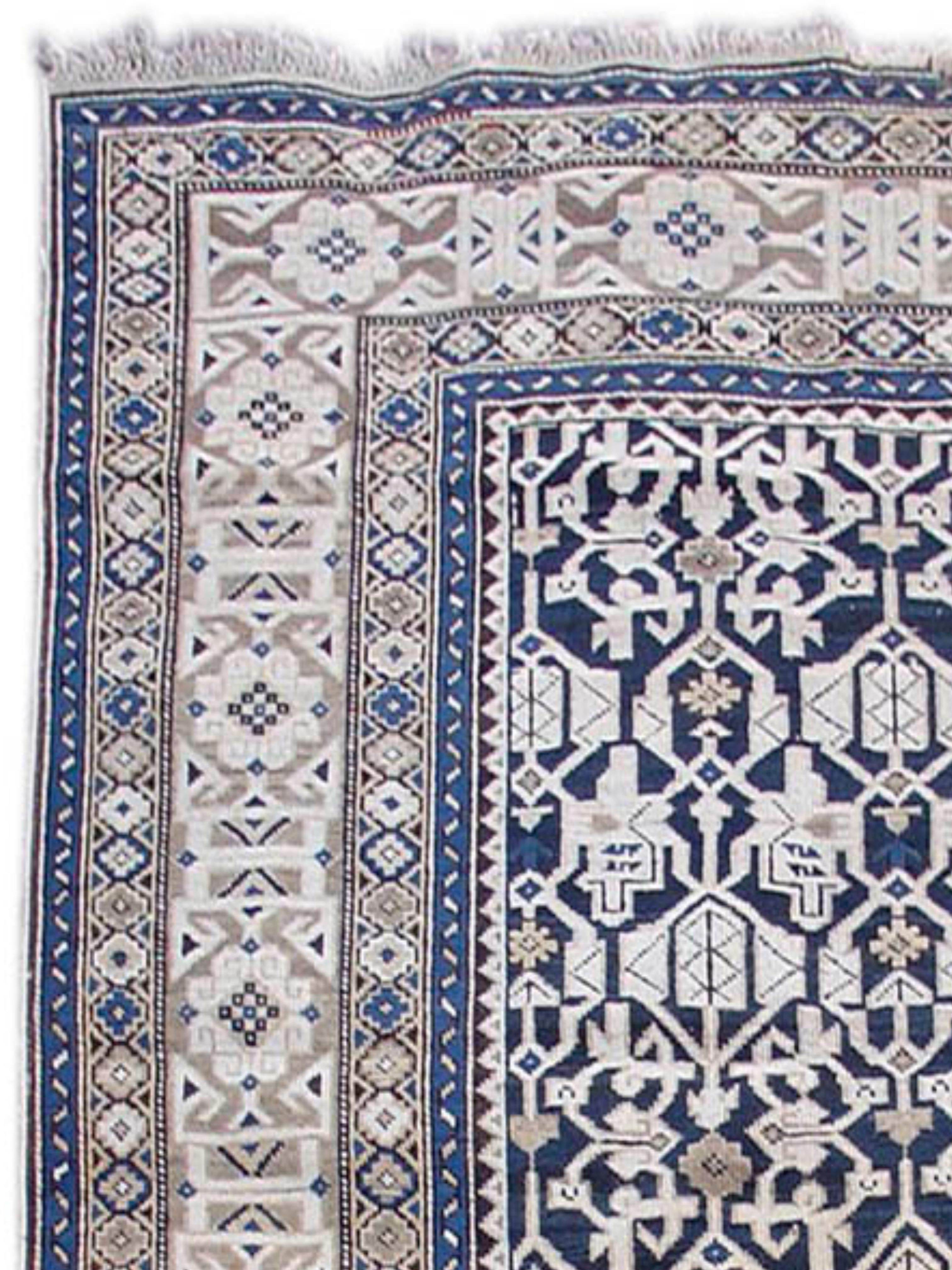 Tappeto Shirvan, XIX secolo

Questo tappeto Shirvan del XIX secolo, proveniente dal Caucaso, presenta un reticolo finemente disegnato di motivi floreali e geometrici stilizzati su un campo blu indaco intenso, accentuato dall'avorio e dal beige
