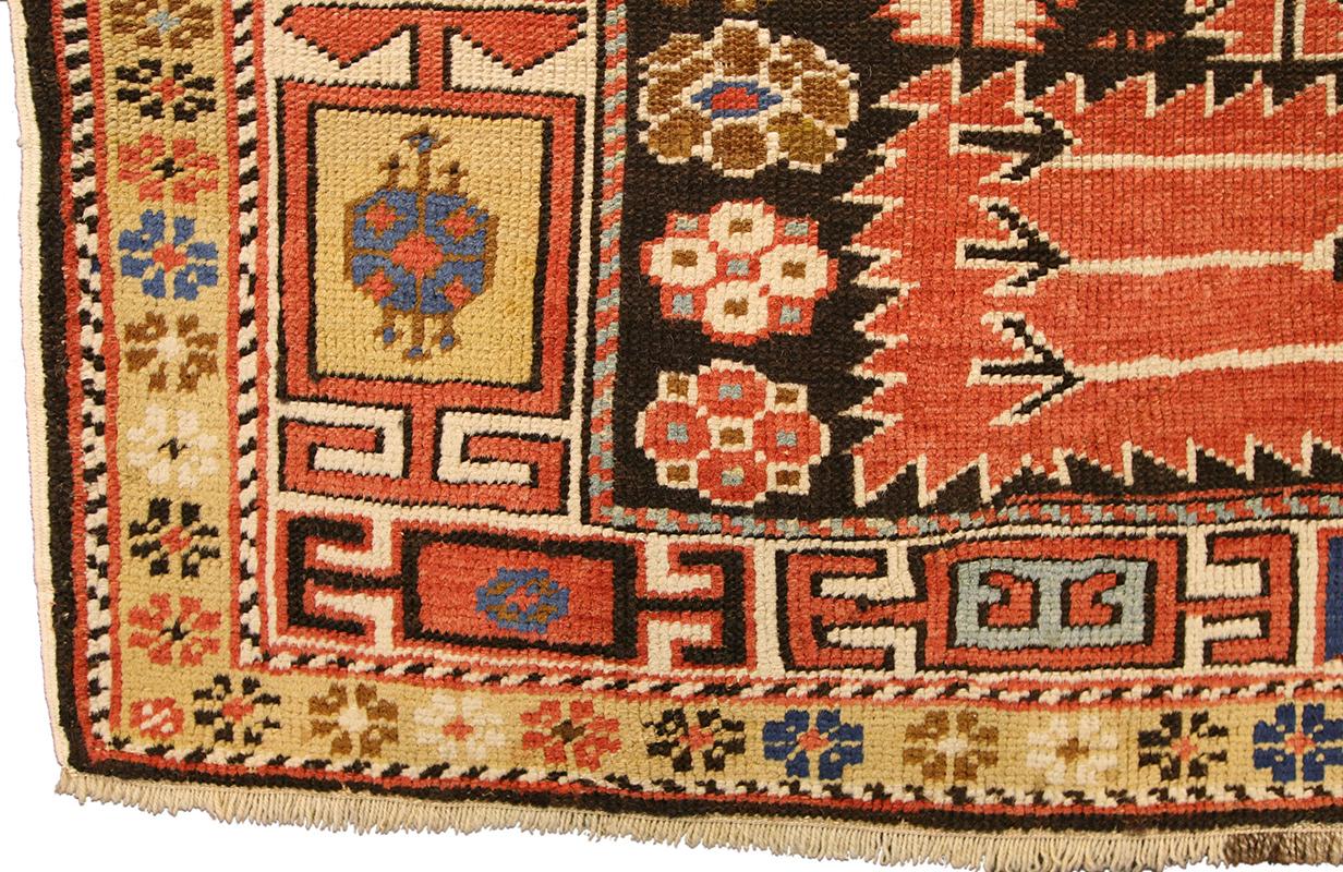 Ancien tapis caucasien Shirvan vers 1920. Un ancien tapis caucasien Shirvan, vraiment intéressant et inhabituel. Le fond bleu nuit de ce tapis de Shirvan est dominé par un important médaillon, sur fond bleu clair, au profil oblong et scalaire en