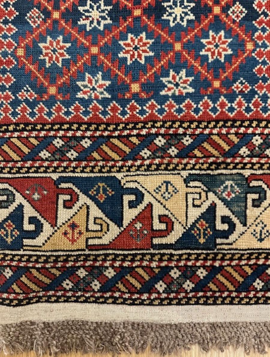 Tappeto Shirvan proveniente dal Caucaso orientale, costa occidentale del Mar Caspio

Età: circa 1875

Dimensioni: 5′.3″x3′.3″ (160×99 cm)

Il campo blu reale presenta un piccolo reticolo a losanghe che racchiude otto stelle a punta in avorio, rosso,